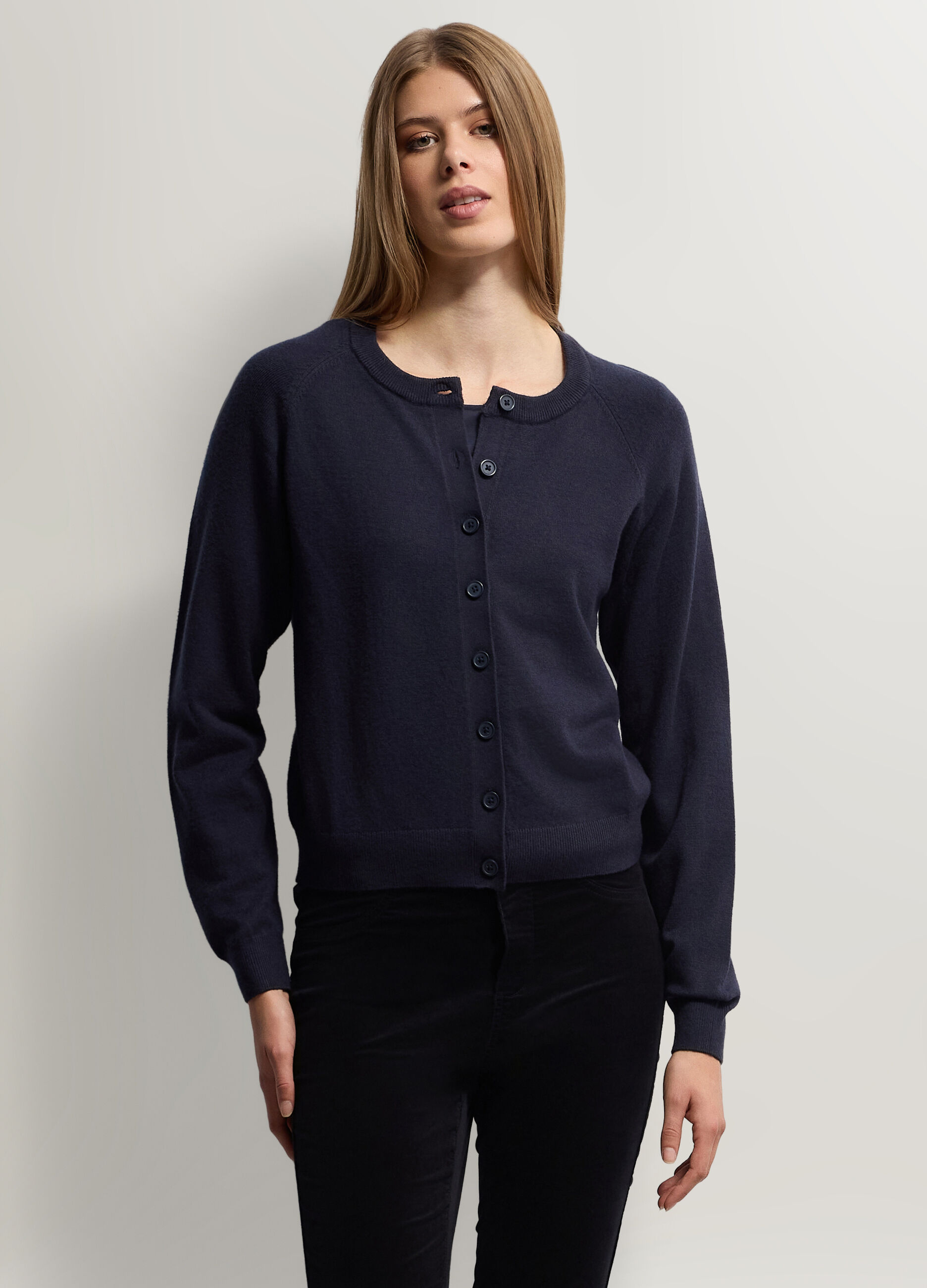 Cardigan girocollo in maglia rasata donna_0