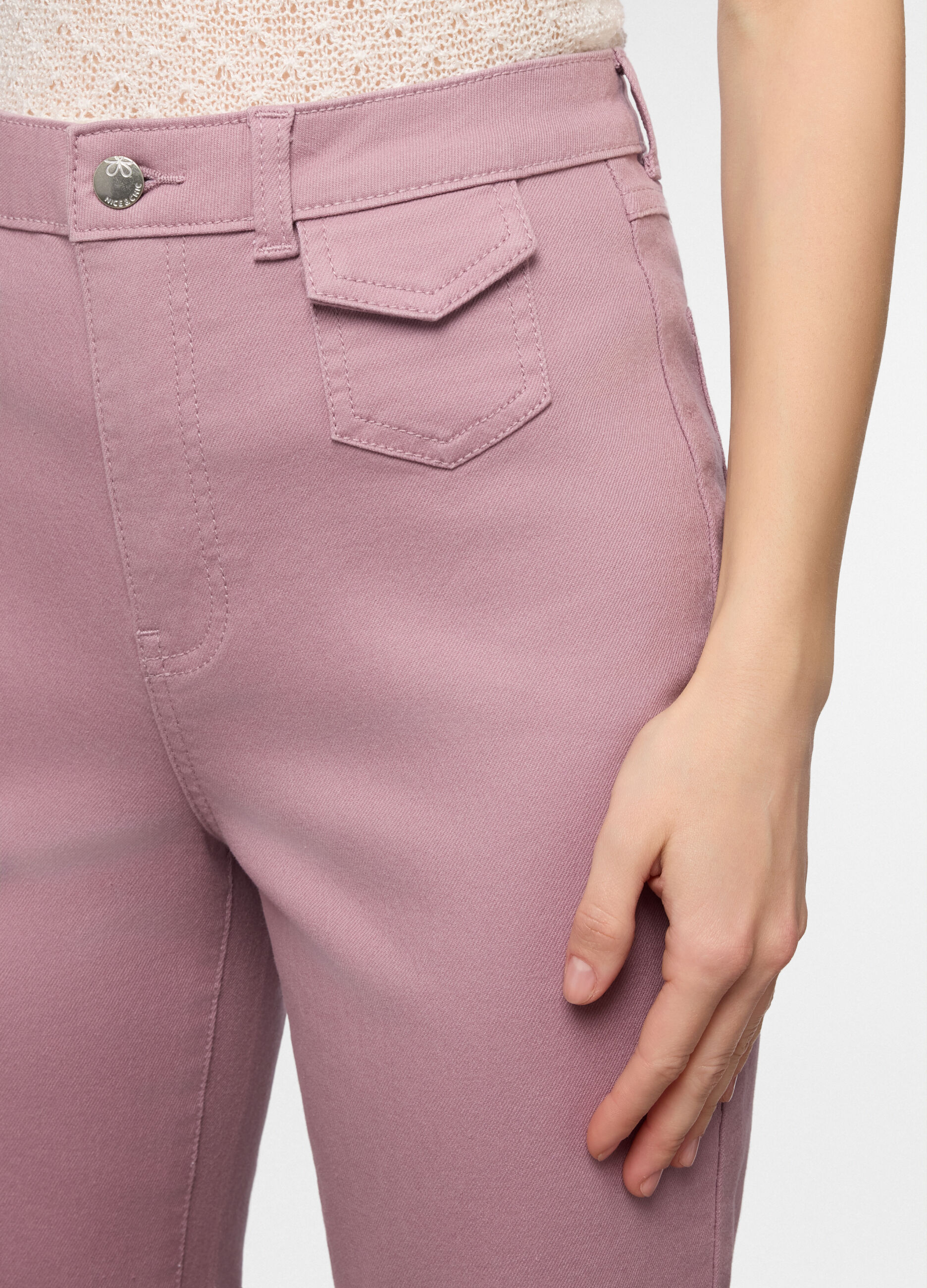 Pantaloni flare fit in twill di cotone stretch donna_2