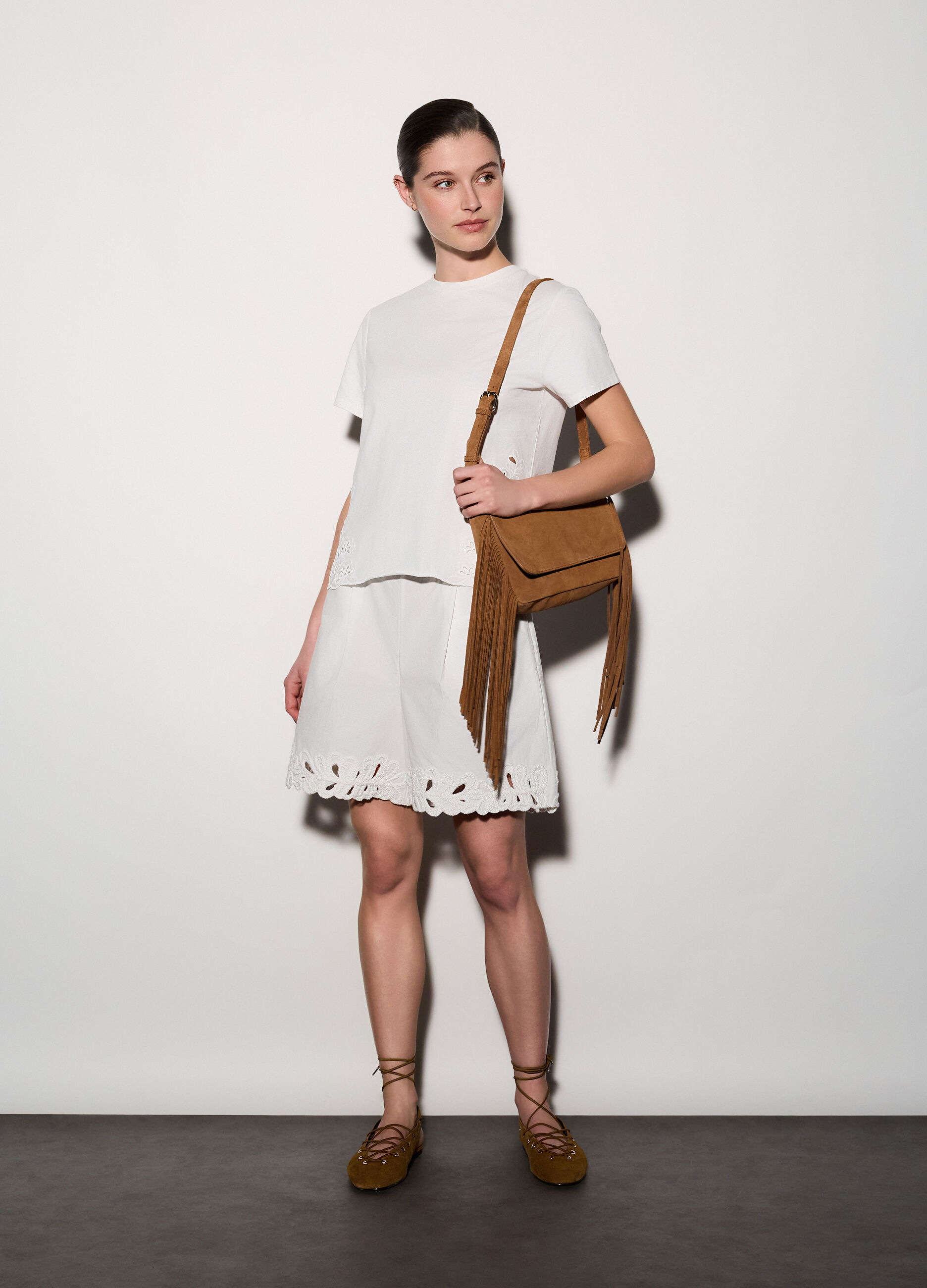 T-shirt girocollo con ricami donna_0