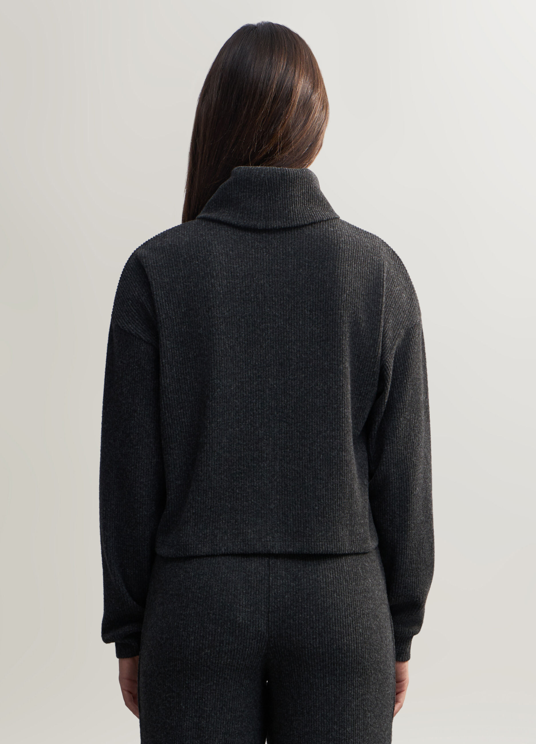 Maglione a collo alto in costina stretch donna_1