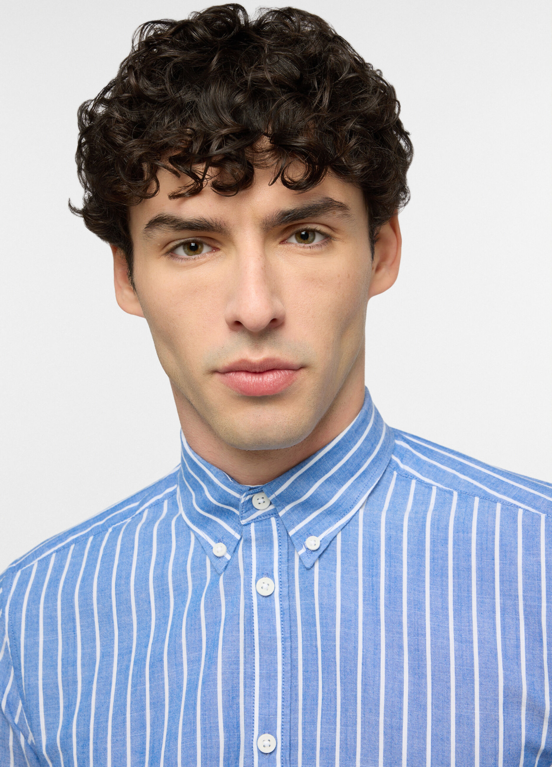 Camicia regular fit con colletto button down a righe uomo_2