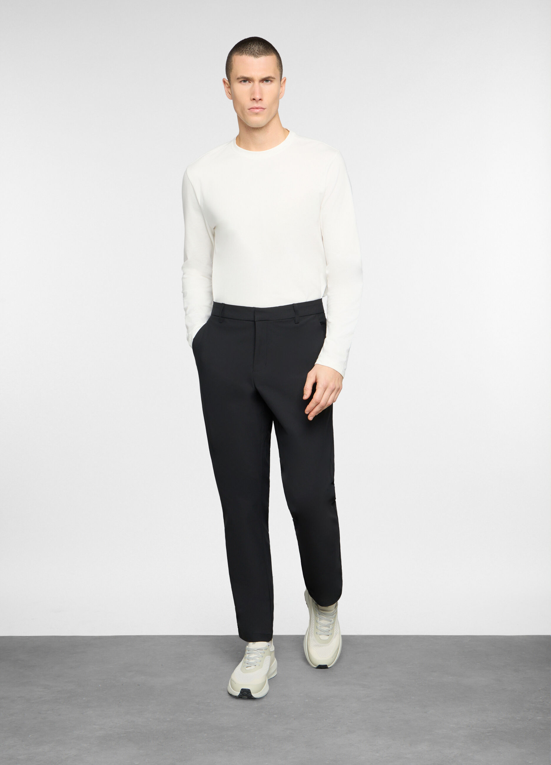 Pantaloni chino in tessuto tecnico uomo_0