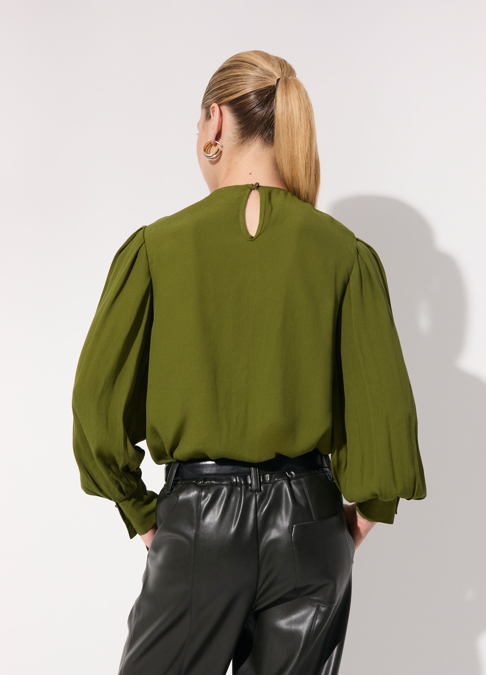 Blusa a pieghe con maniche a sbuffo donna_2