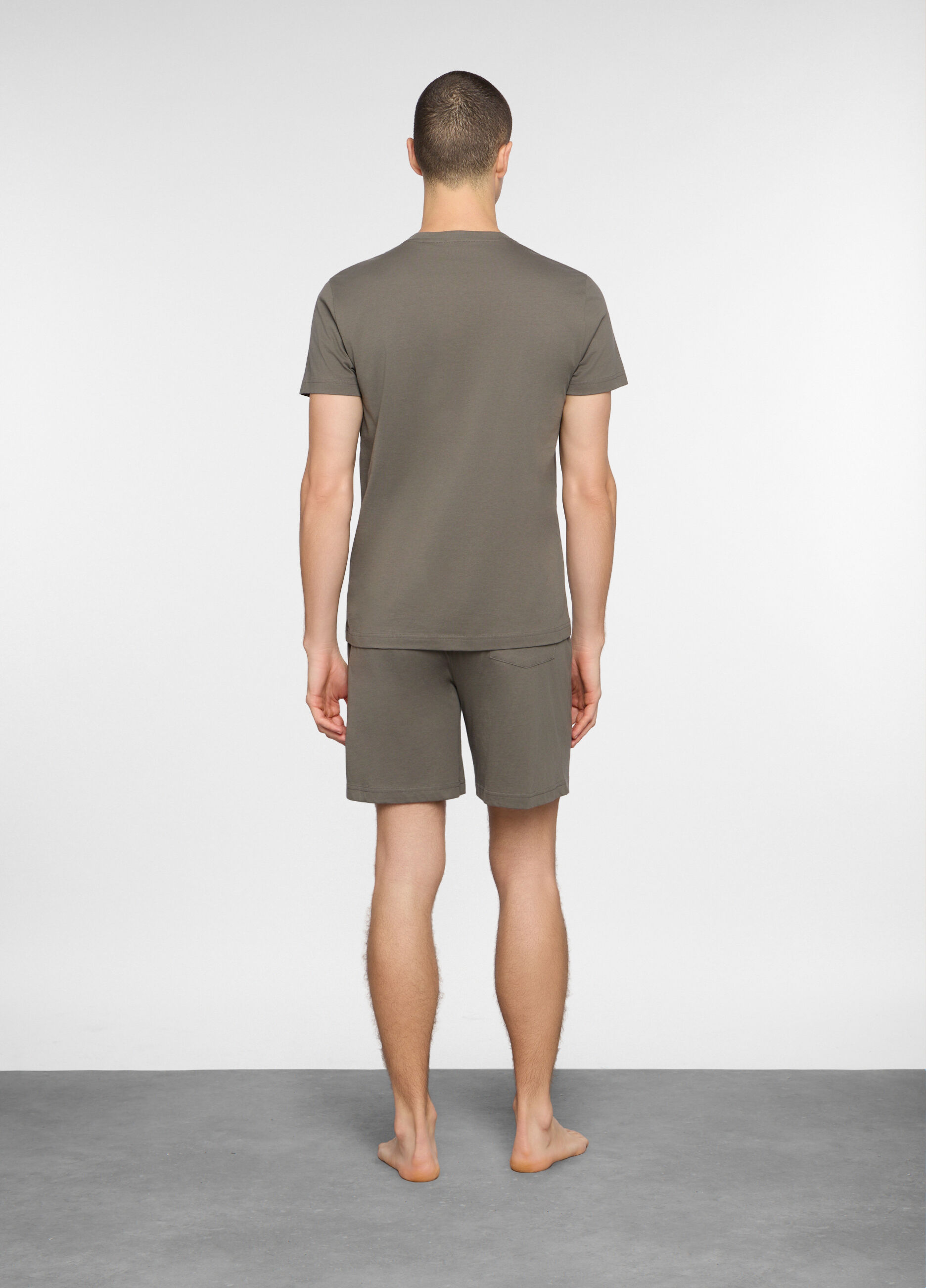 Pigiama corto con scollo a V uomo_1