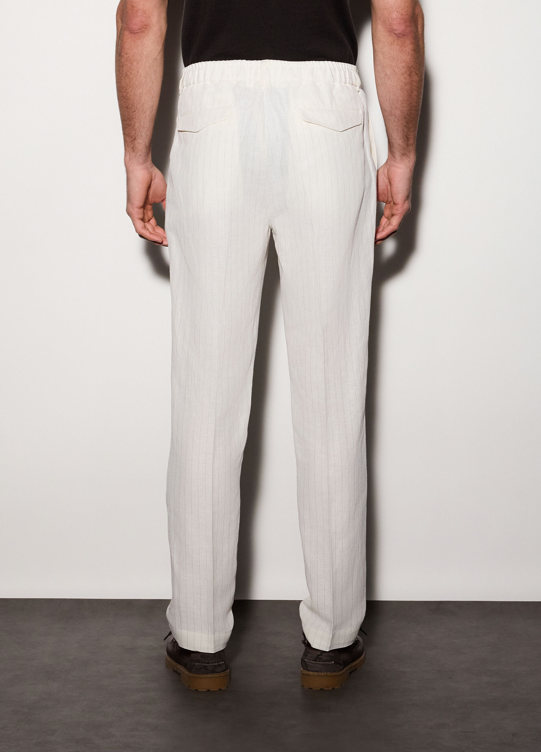 Pantalone con pince e coulisse in cotone e lino uomo_1