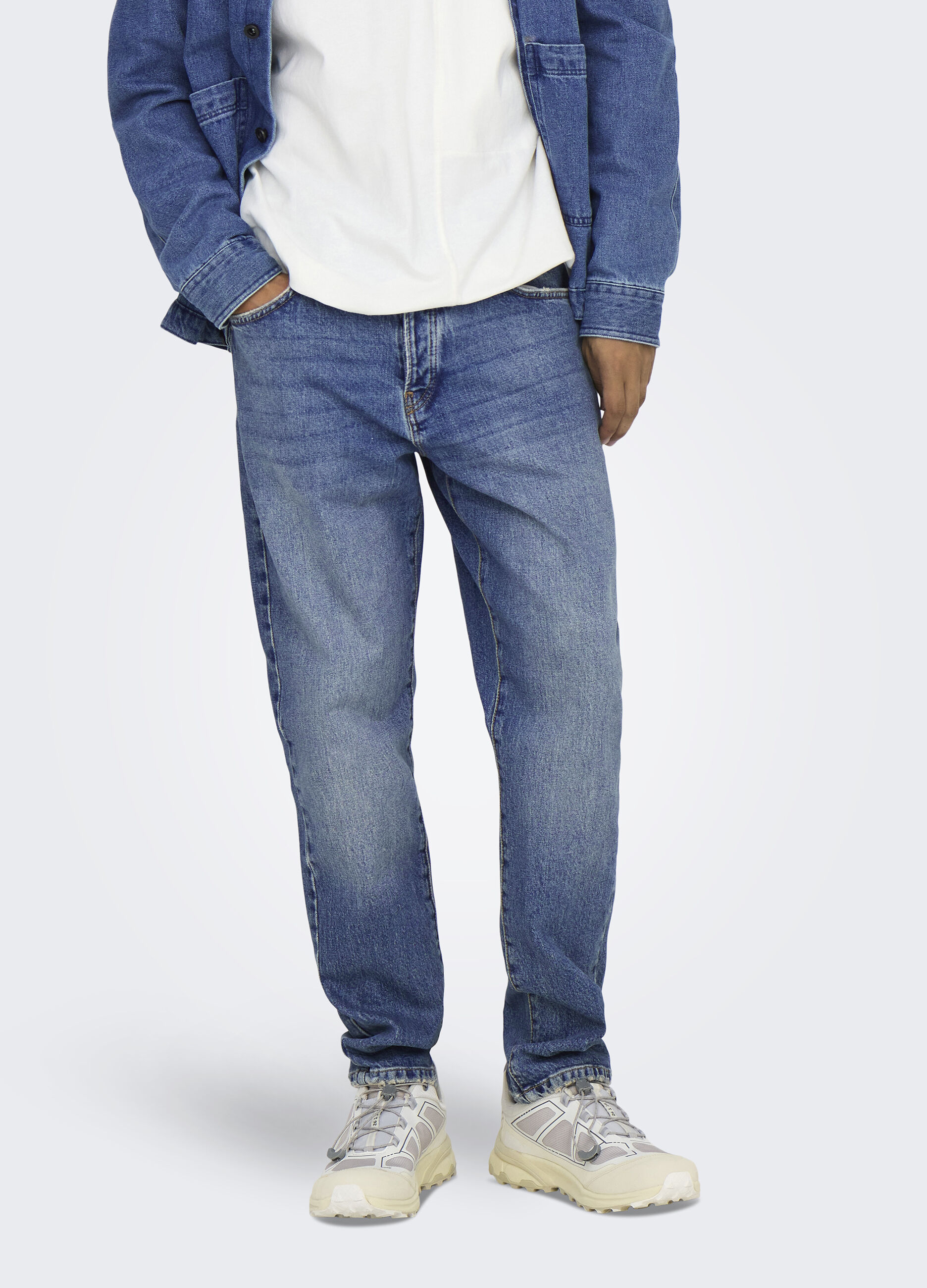 Jeans regular fit in denim sbiadito uomo_2