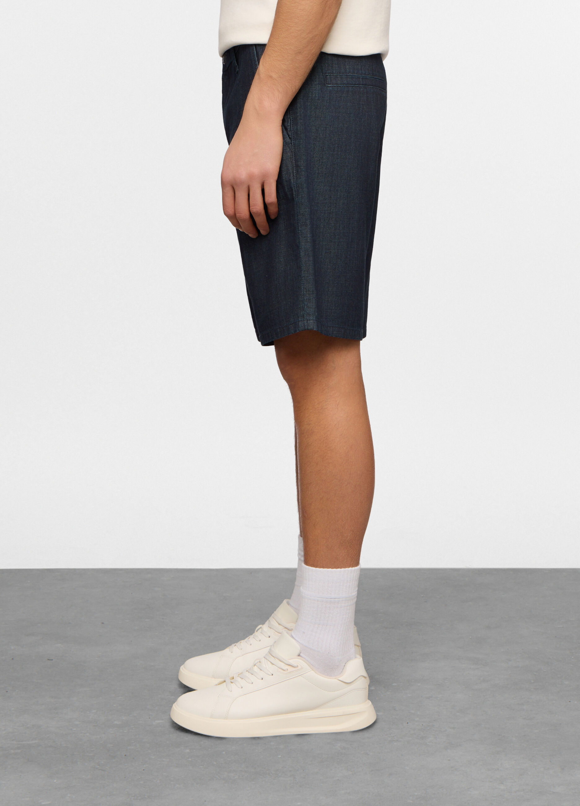 Bermuda in denim lavato di cotone e viscosa uomo_3