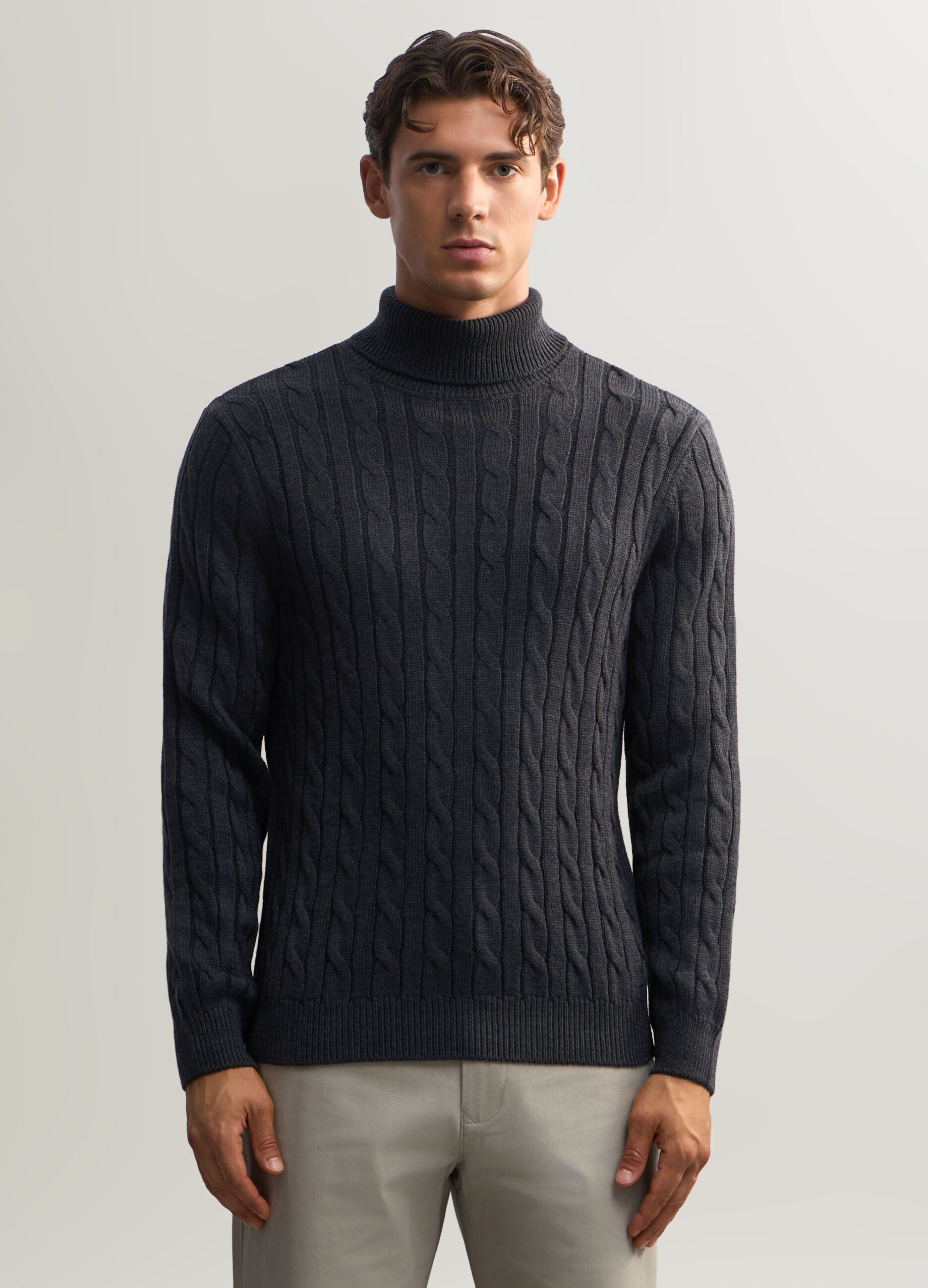 Maglione collo alto in maglia a trecce uomo_0