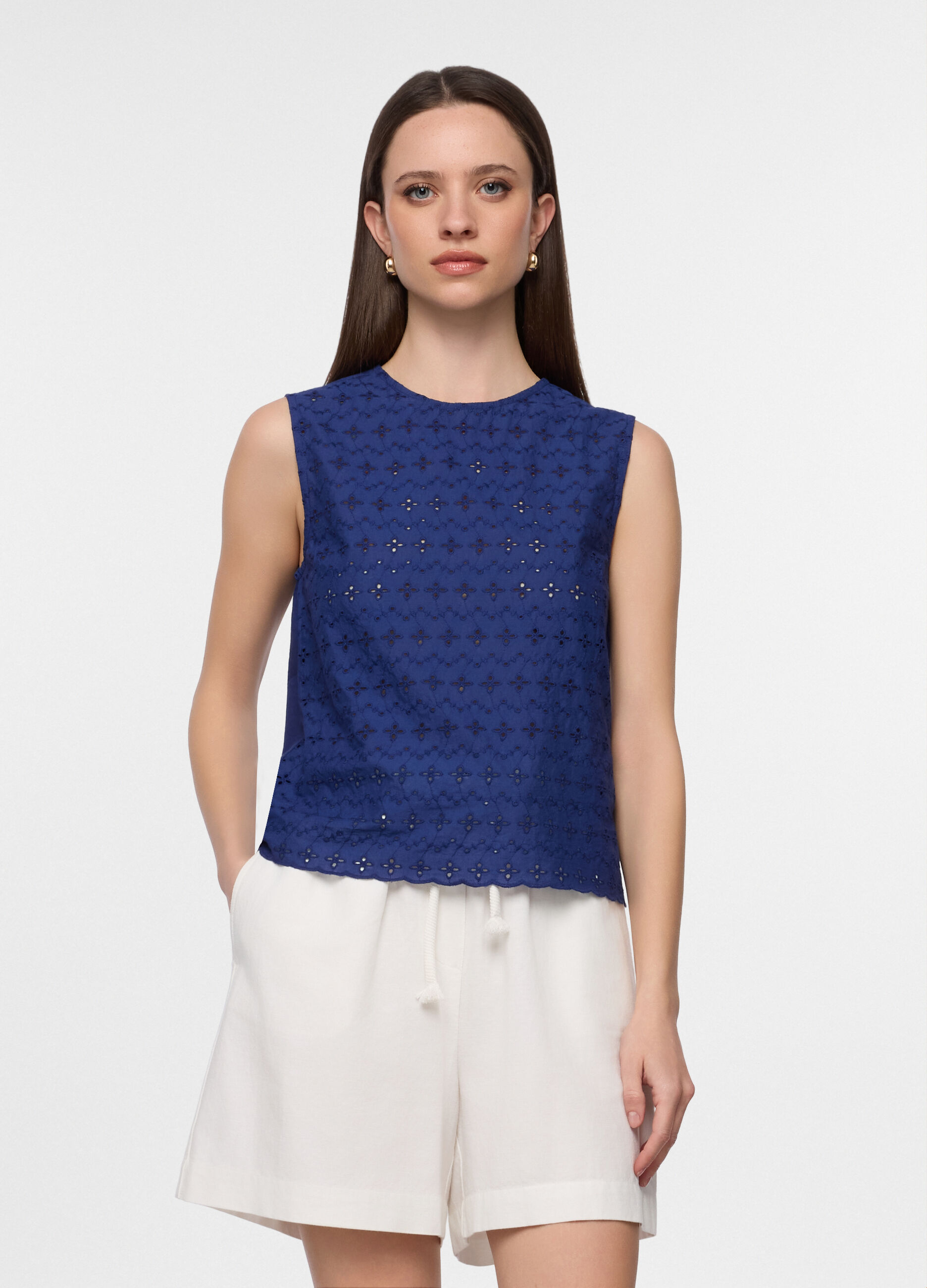 Top smanicato a girocollo in puro cotone sangallo donna_0