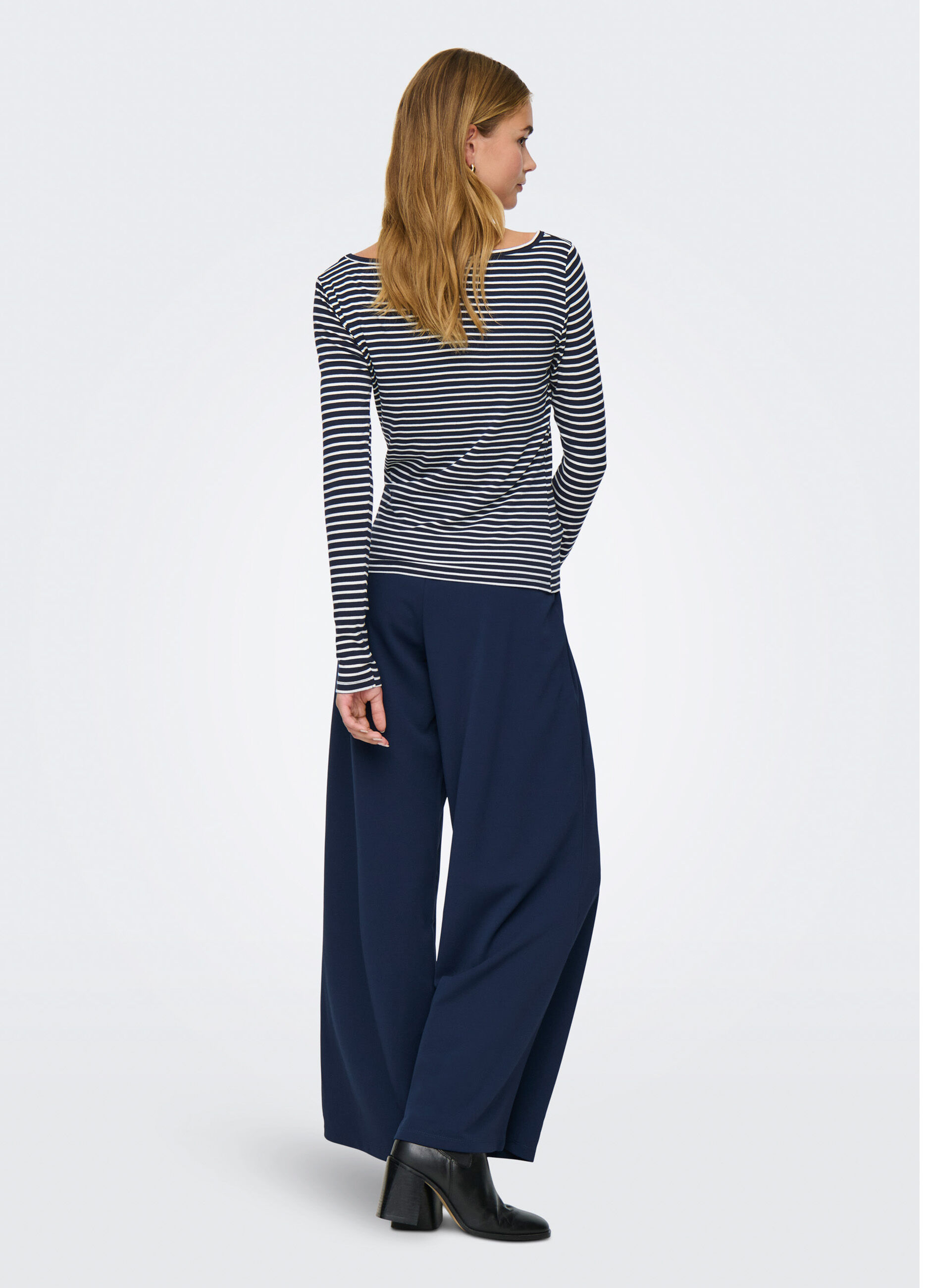 Top regular fit con scollo a barca_1