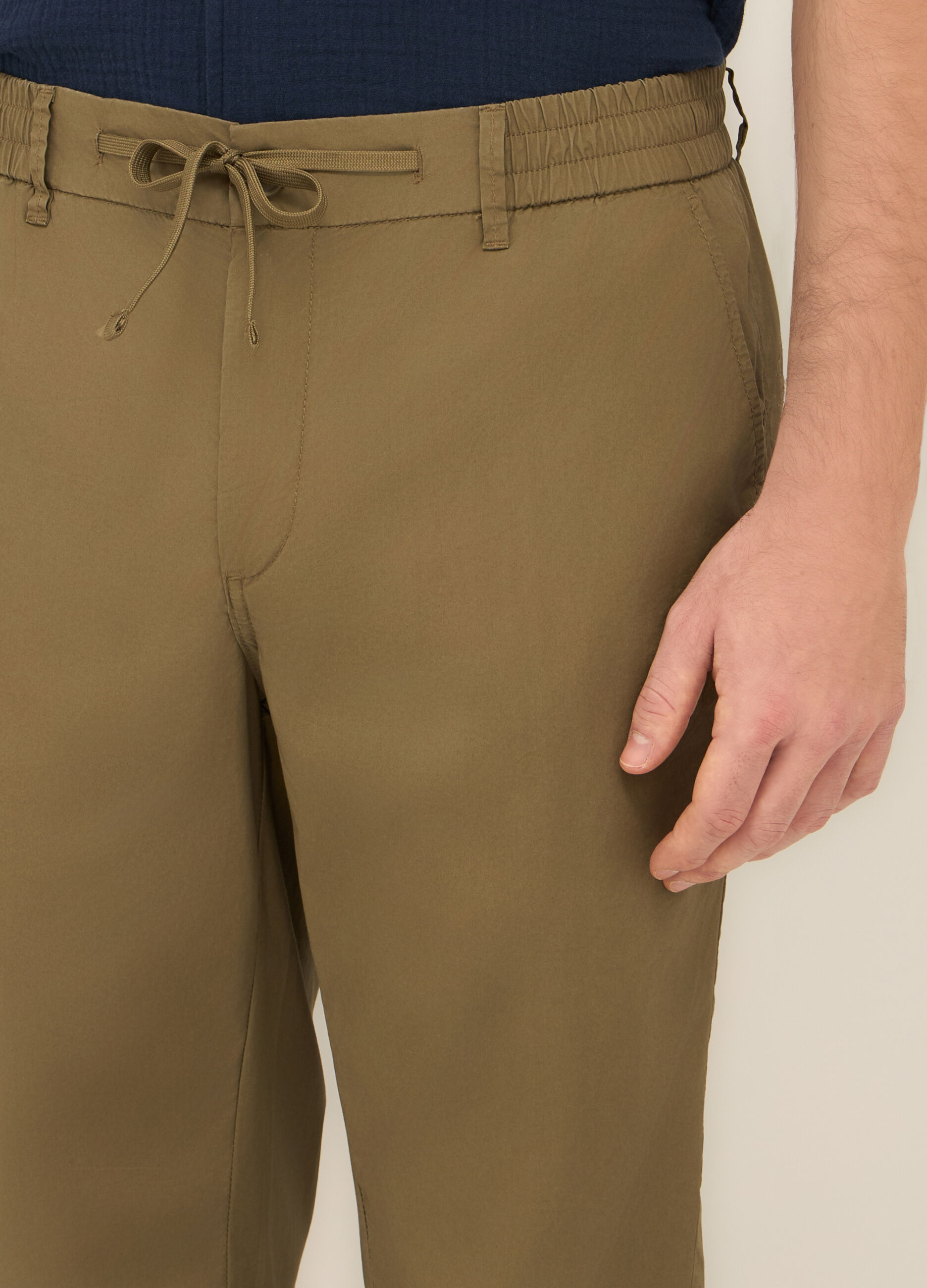 Pantaloni chino in cotone stretch con coulisse uomo_2
