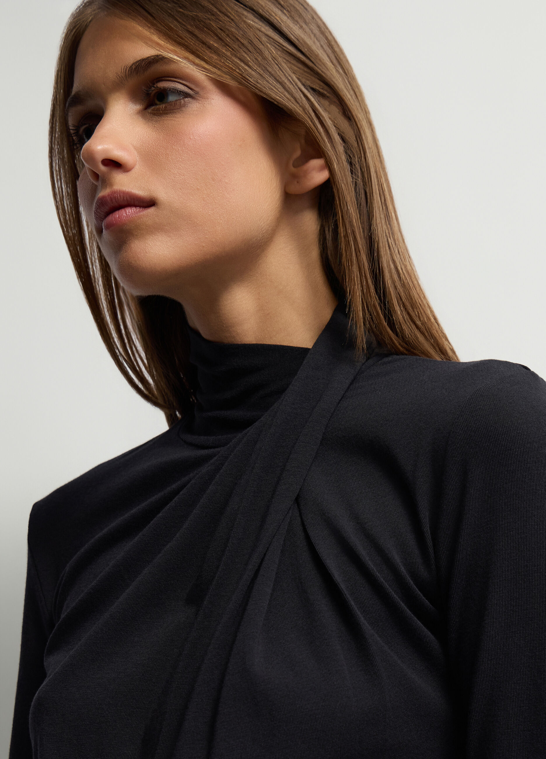 T-shirt con collo alto incrociato Slim Fit donna_2