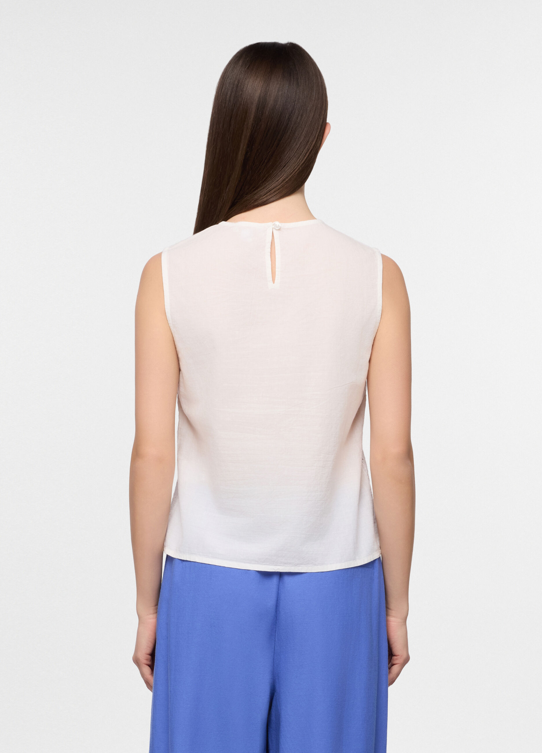 Top smanicato a girocollo in puro cotone sangallo donna_1