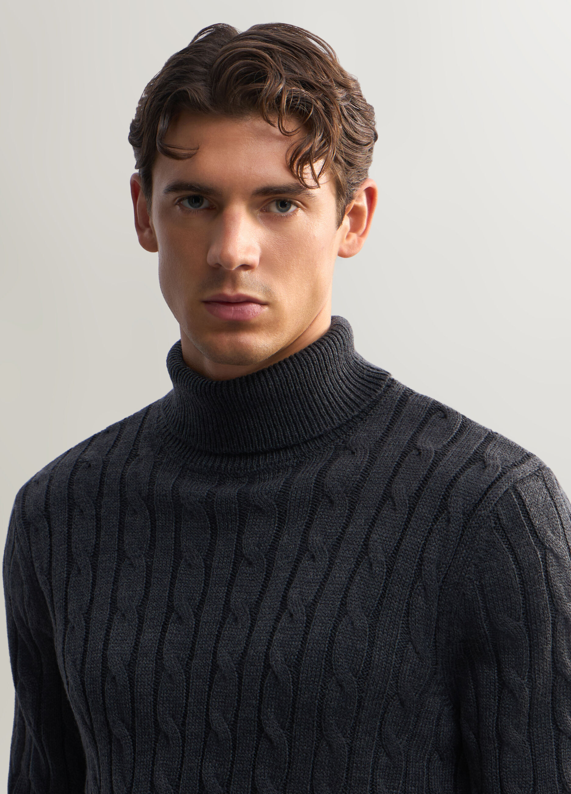 Maglione collo alto in maglia a trecce uomo_2