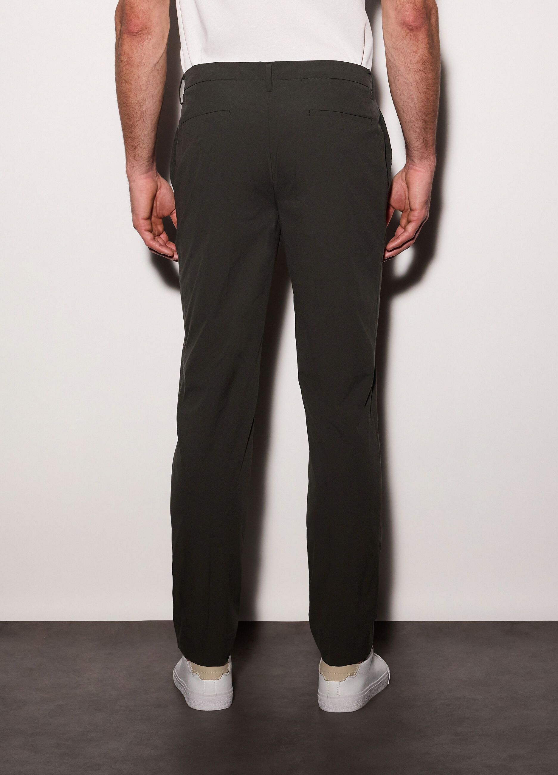 Pantaloni chino slim fit in tessuto tecnico uomo_1