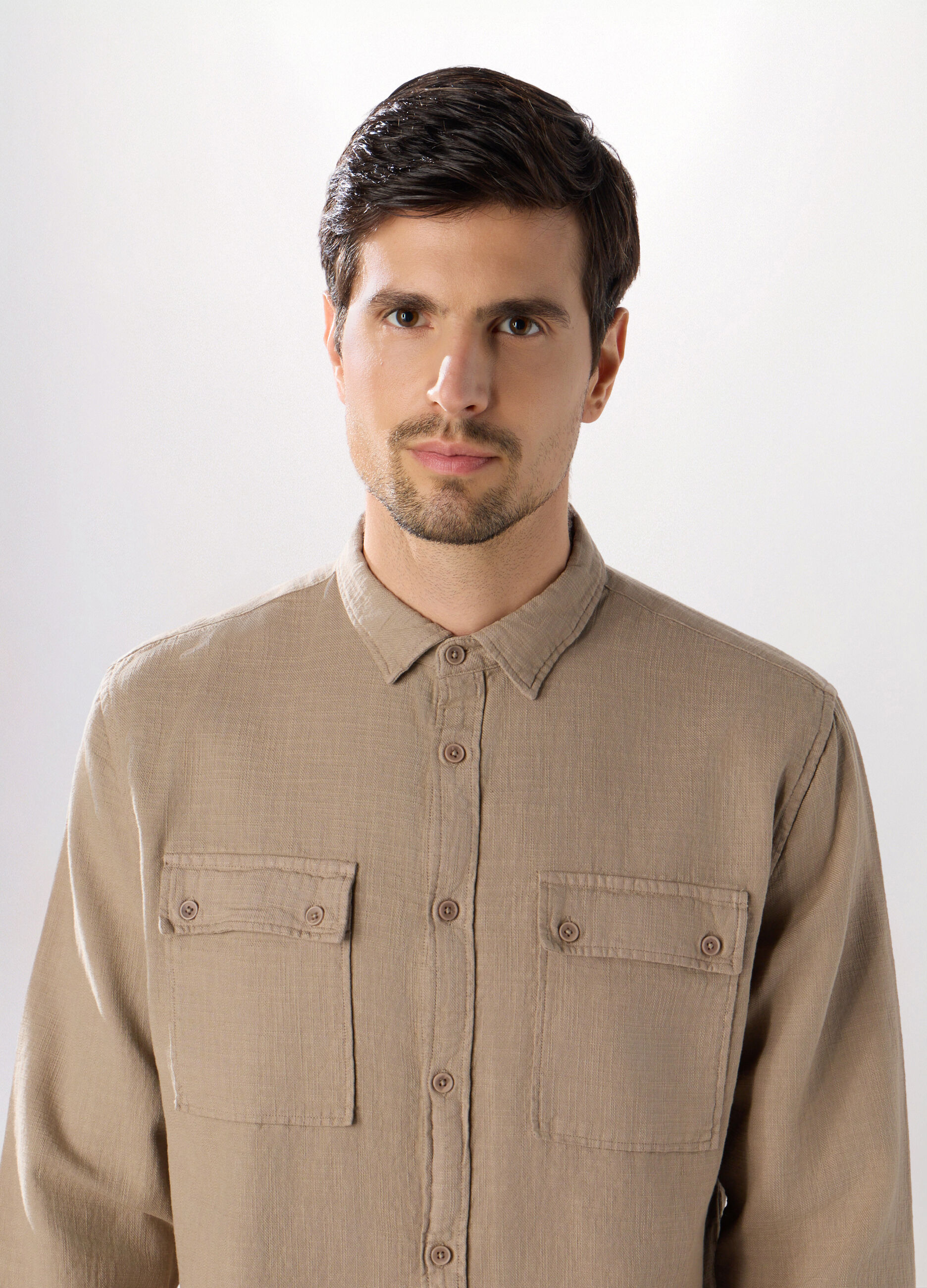 Camicia in tela di cotone con taschini uomo_2