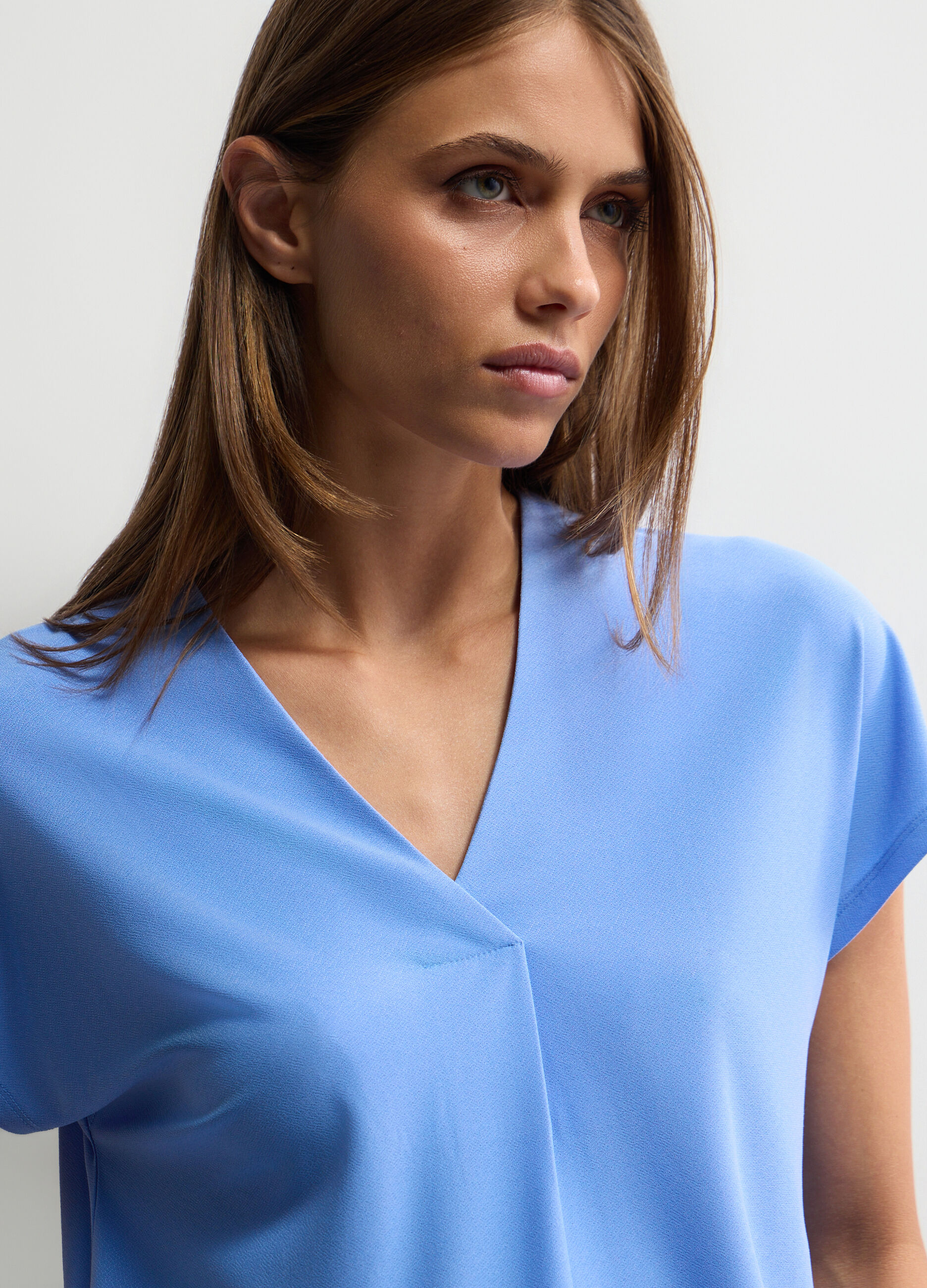 T-shirt con scollo a V stretch donna_2