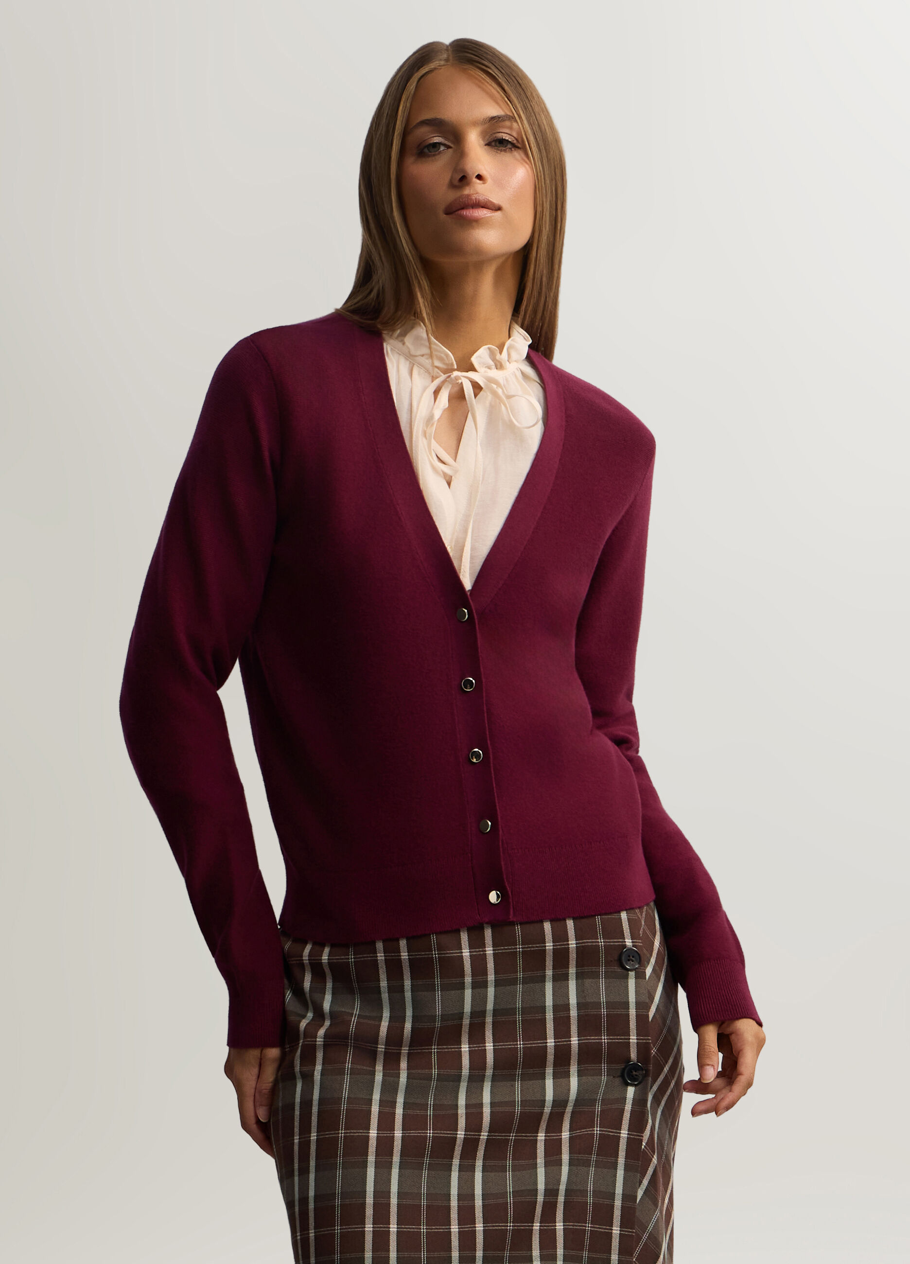 Cardigan con scollo a V in maglia rasata donna_0