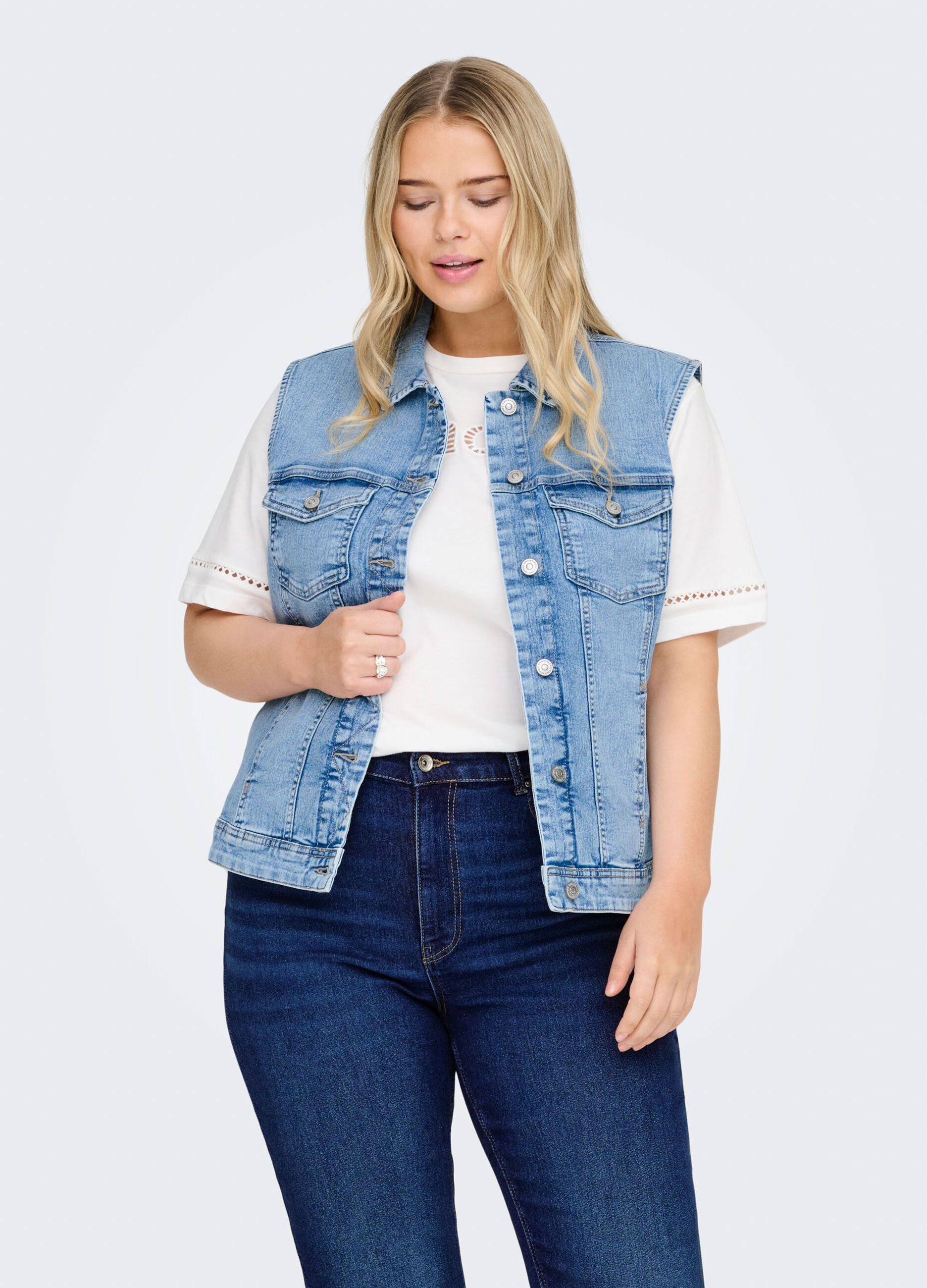 Giubbotto smanicato in denim_0