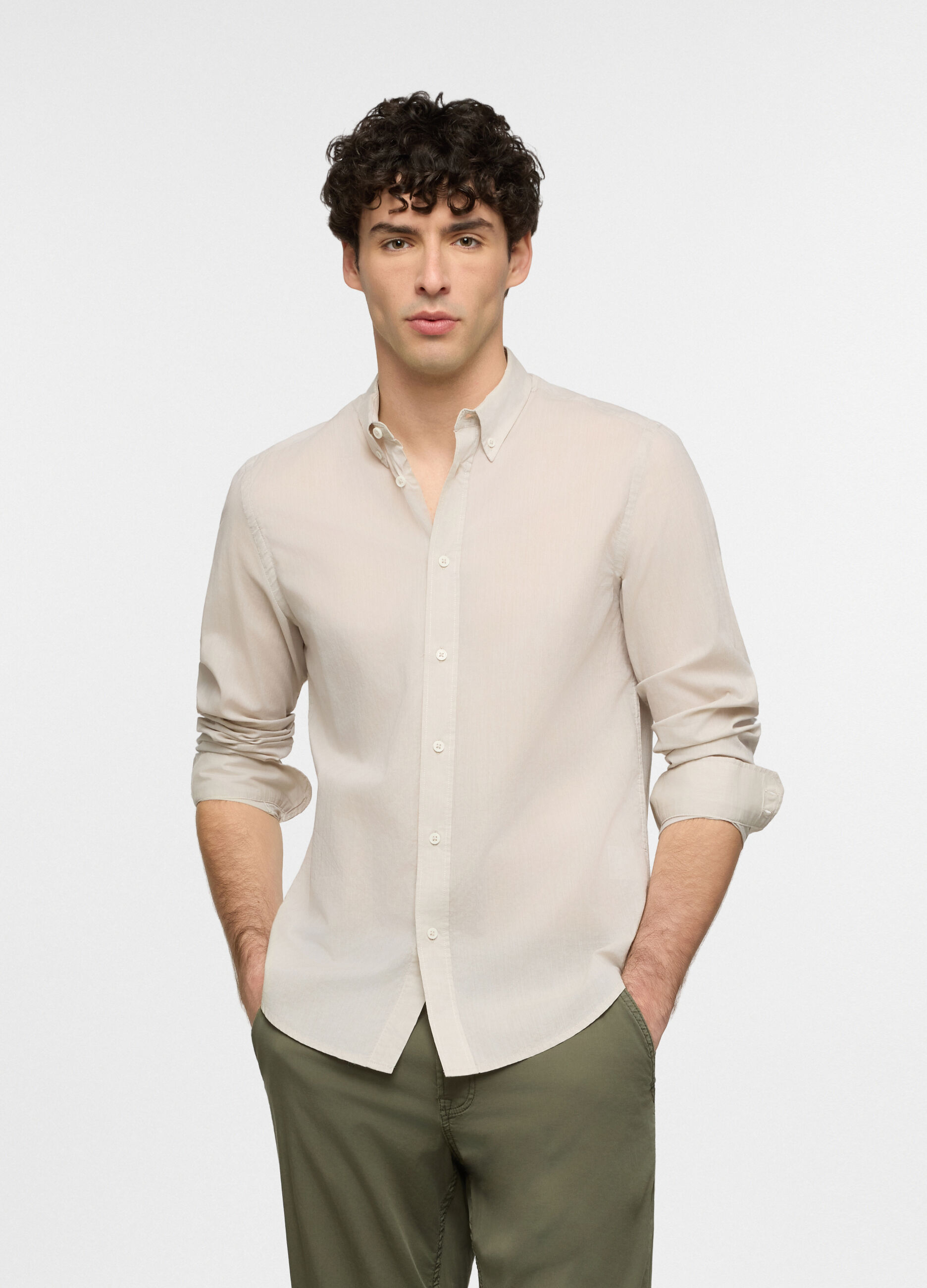 Camica regular fit con colletto button down in voile di cotone_0
