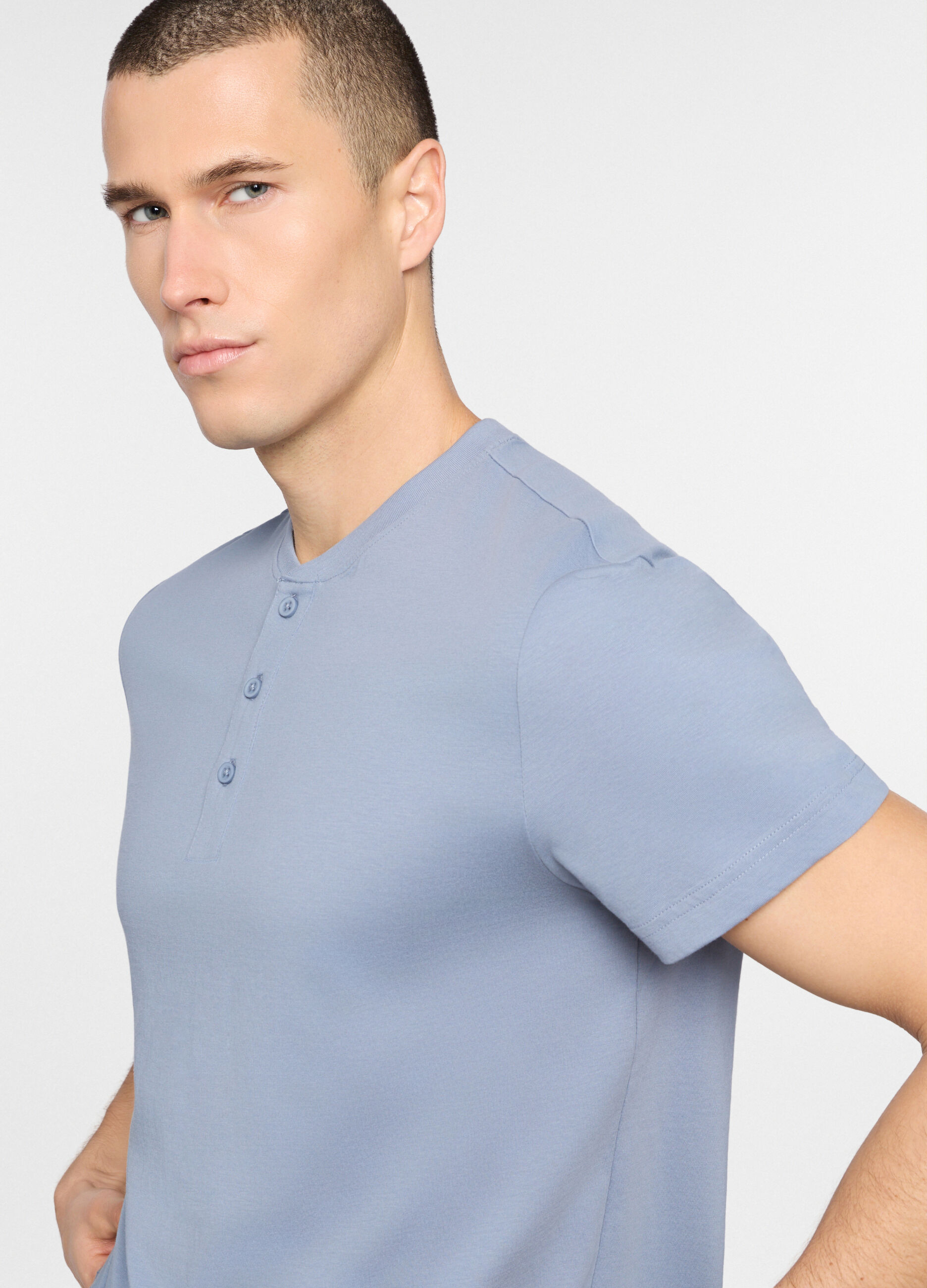 Pigiama corto con collo serafino uomo_2