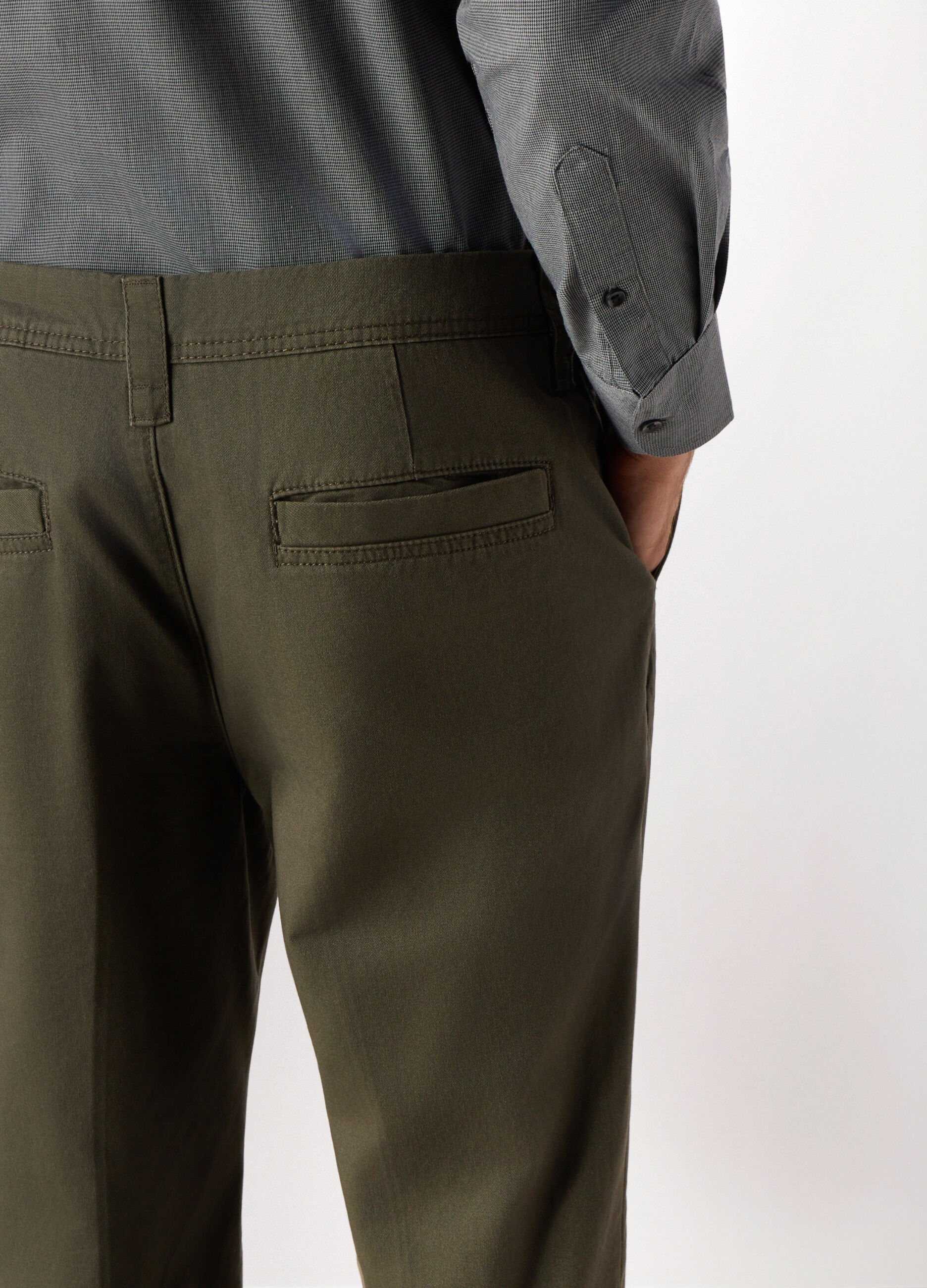 Pantalone chino regular fit in puro cotone_2