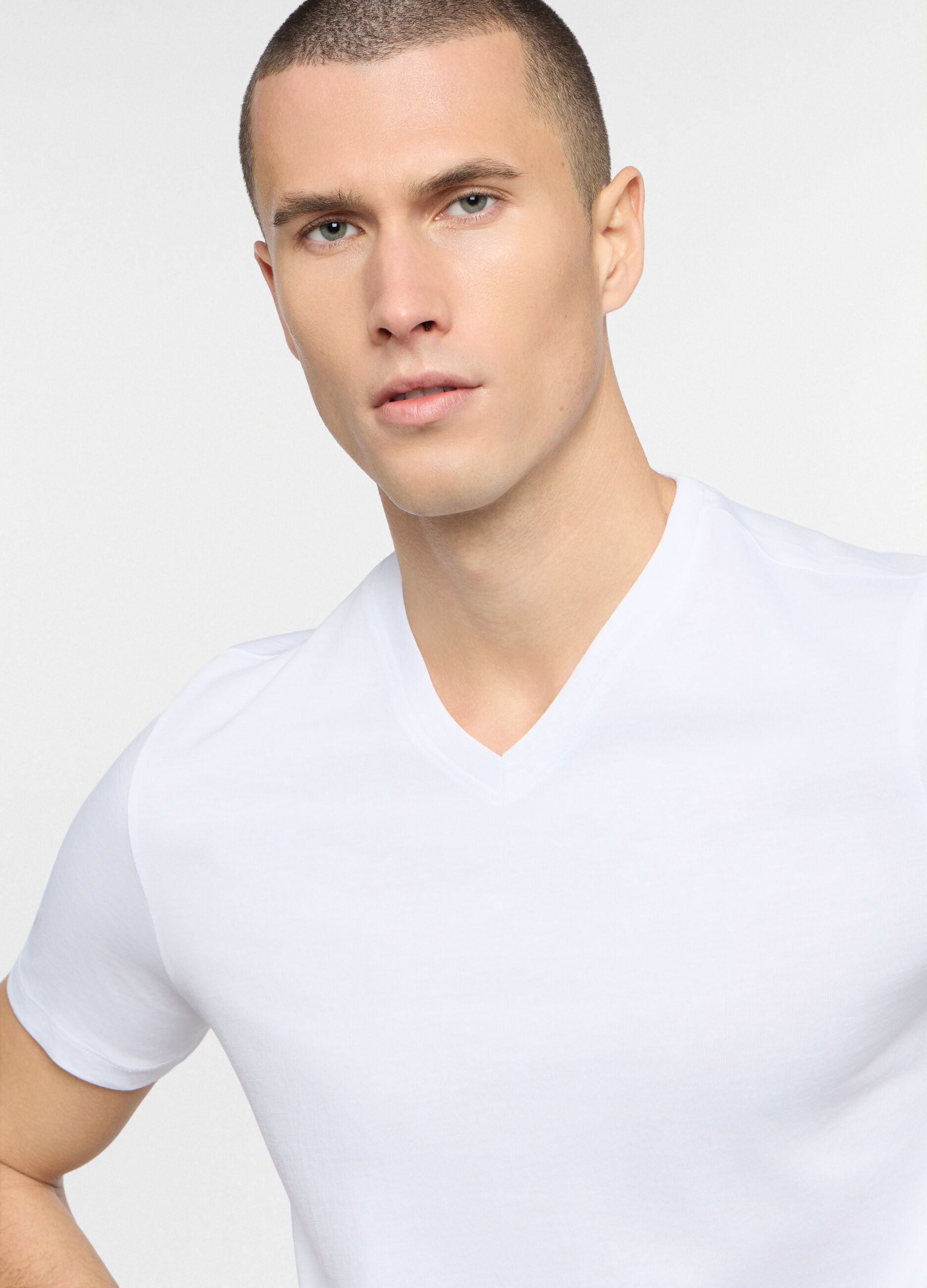T-shirt scollo a V in jersey di cotone uomo_2