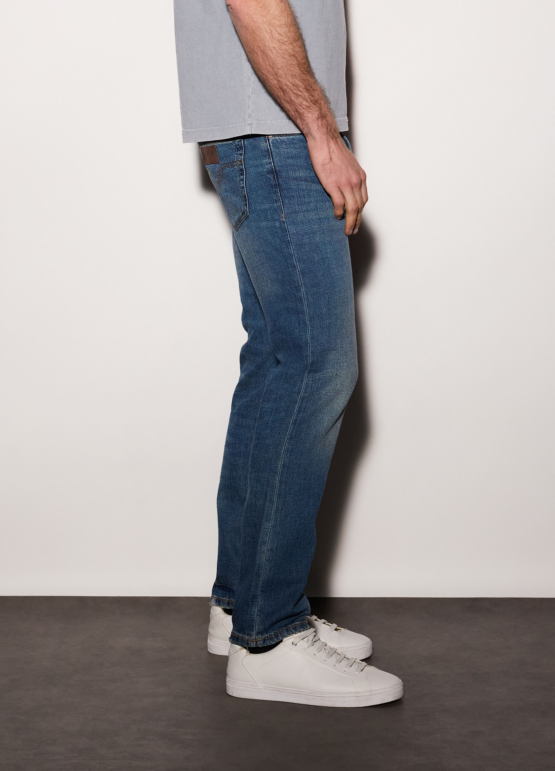 Jeans regular fit in denim di cotone e lino uomo_2