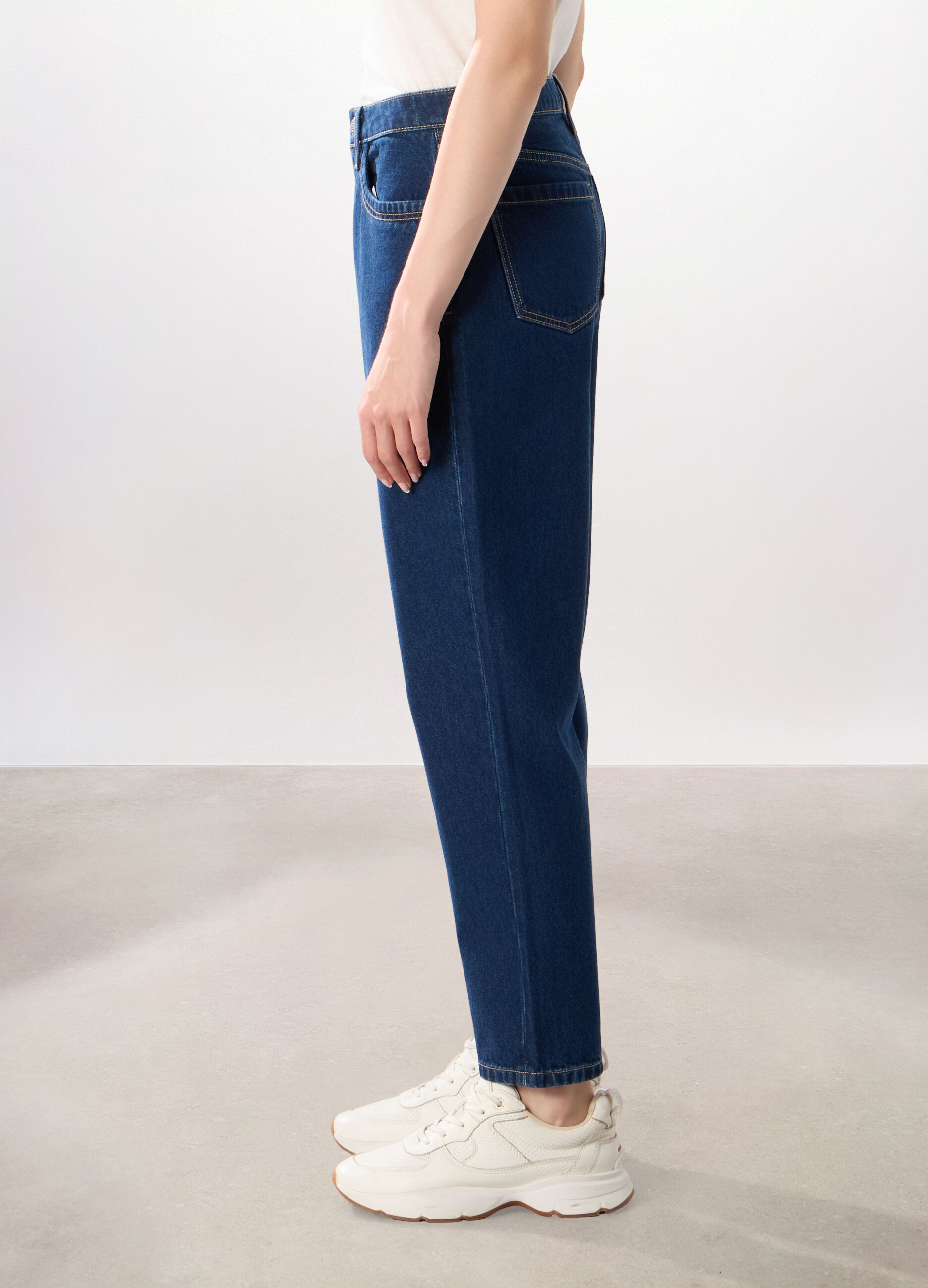 Pantaloni mom fit in denim di puro cotone donna_3