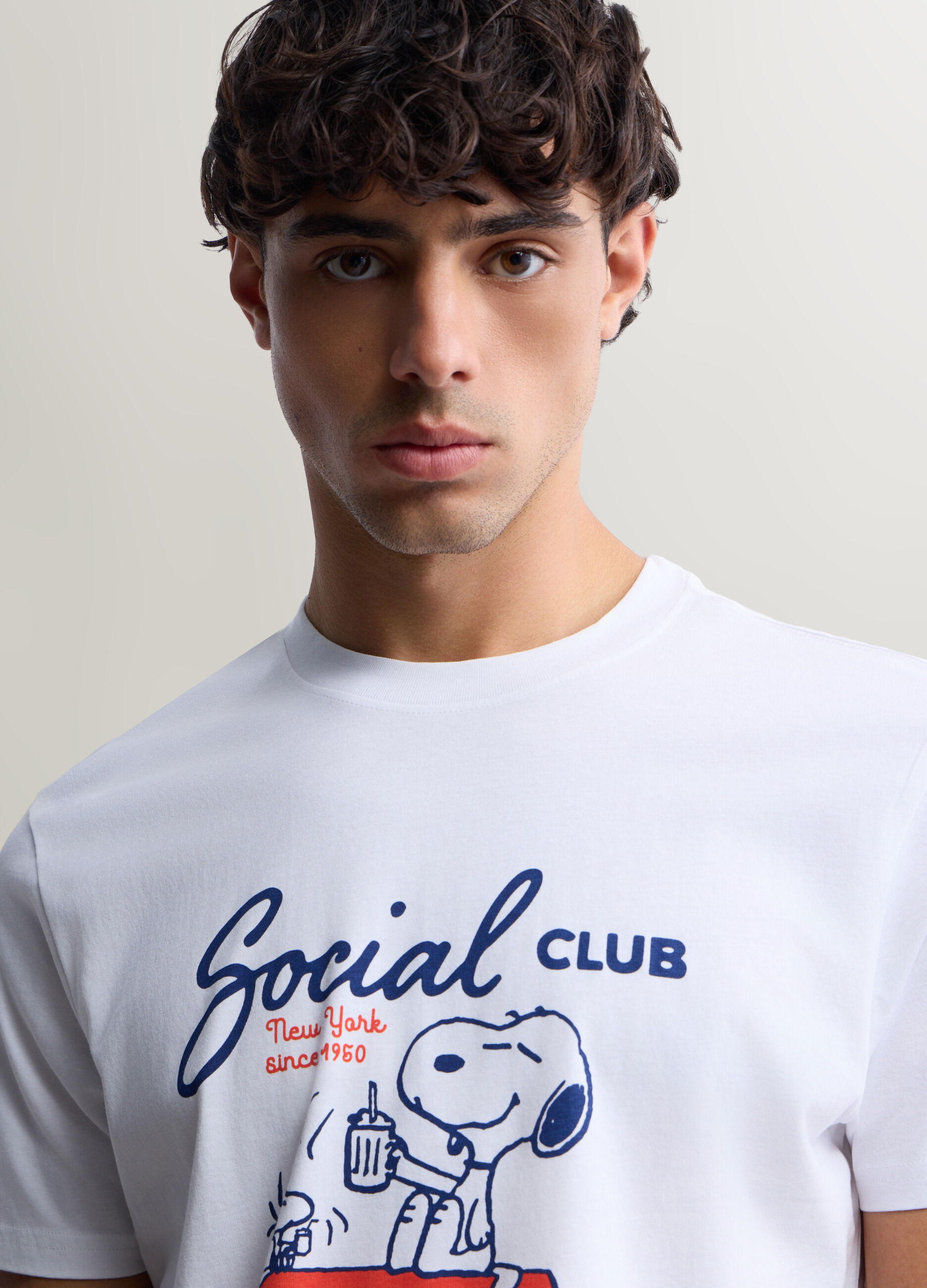 T-shirt girocollo in cotone con stampa Peanuts uomo_2