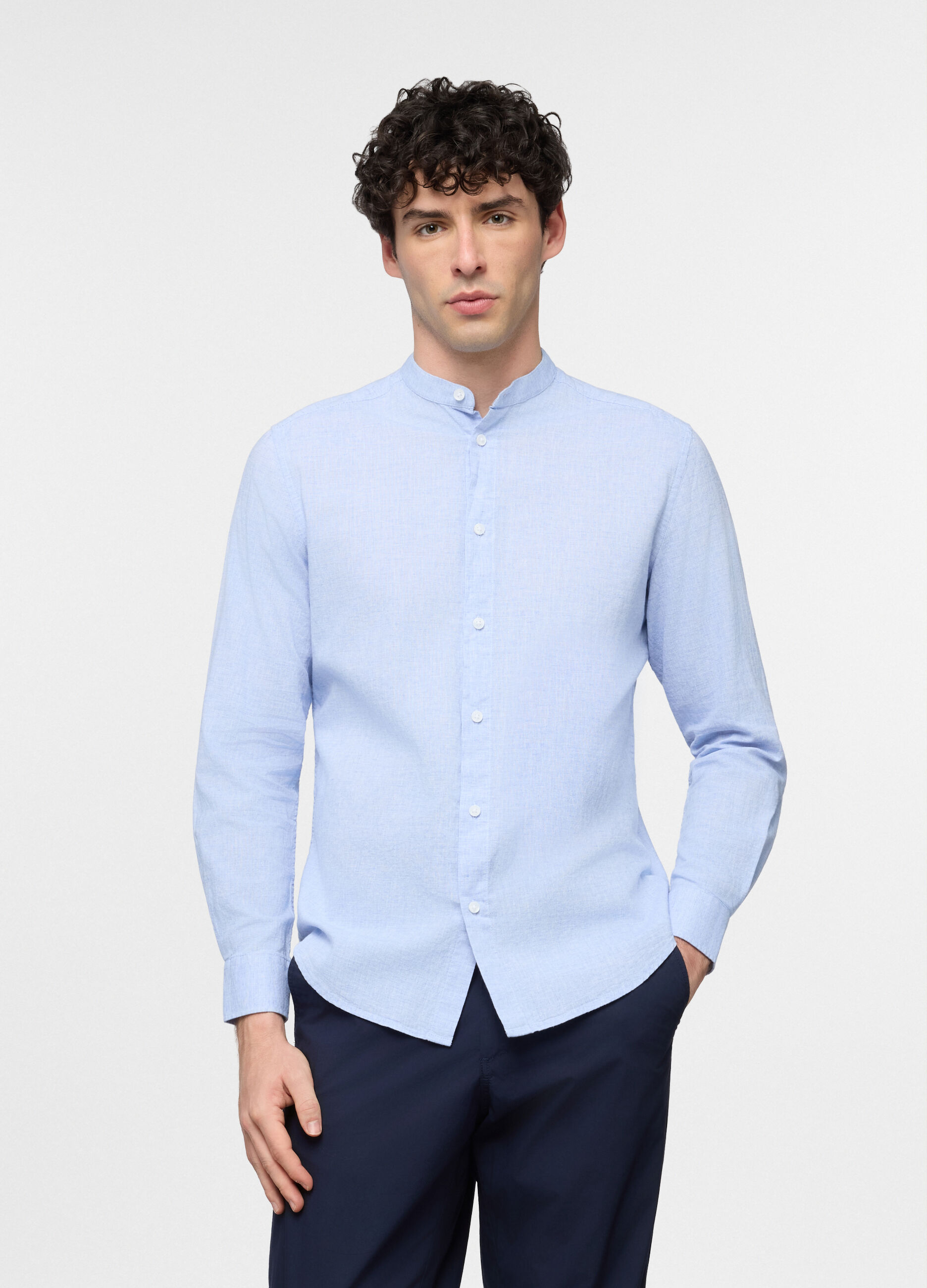 Camicia regular fit con collo coreano in cotone e lino uomo_0