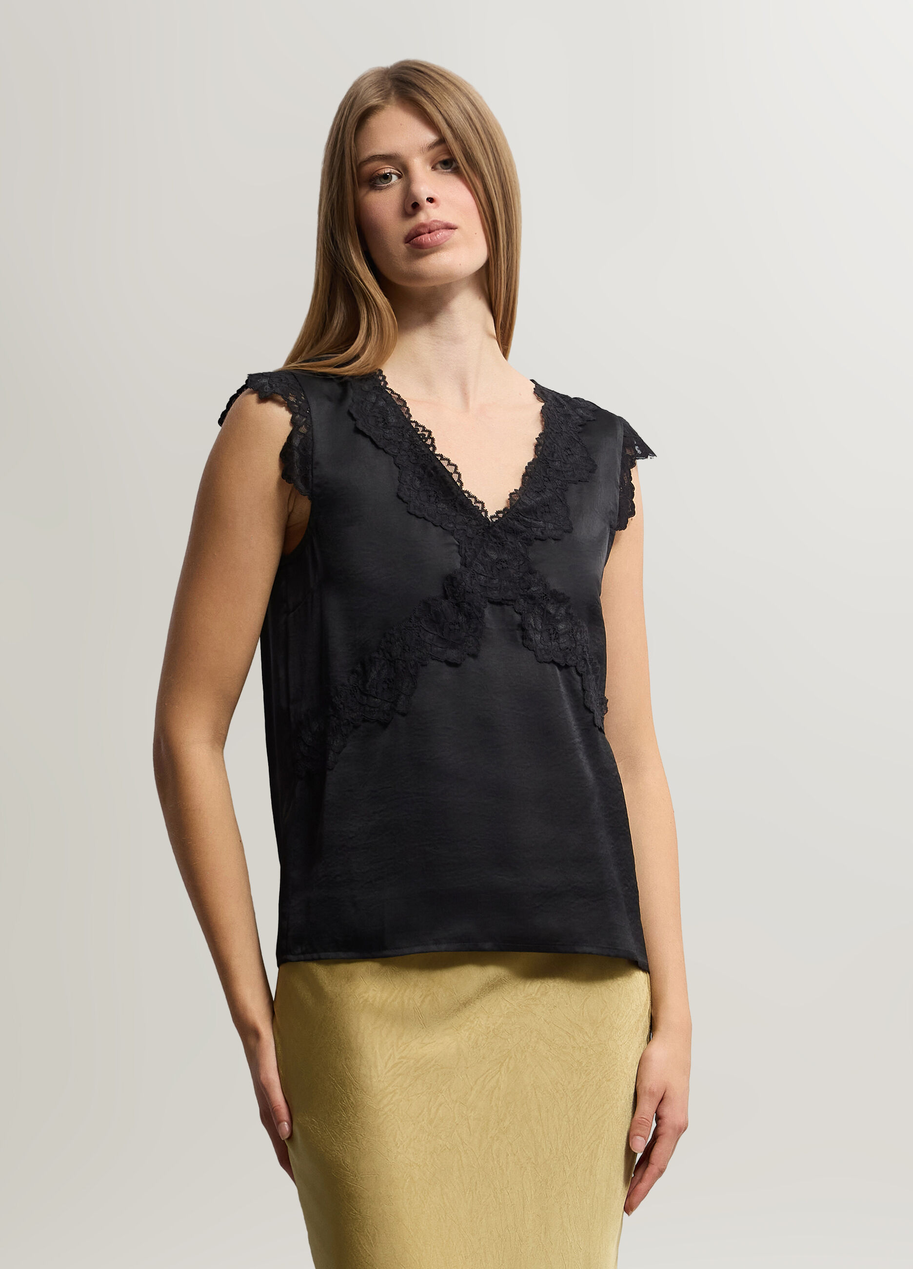 Blusa Fit Regular con scollo a V in raso donna_0