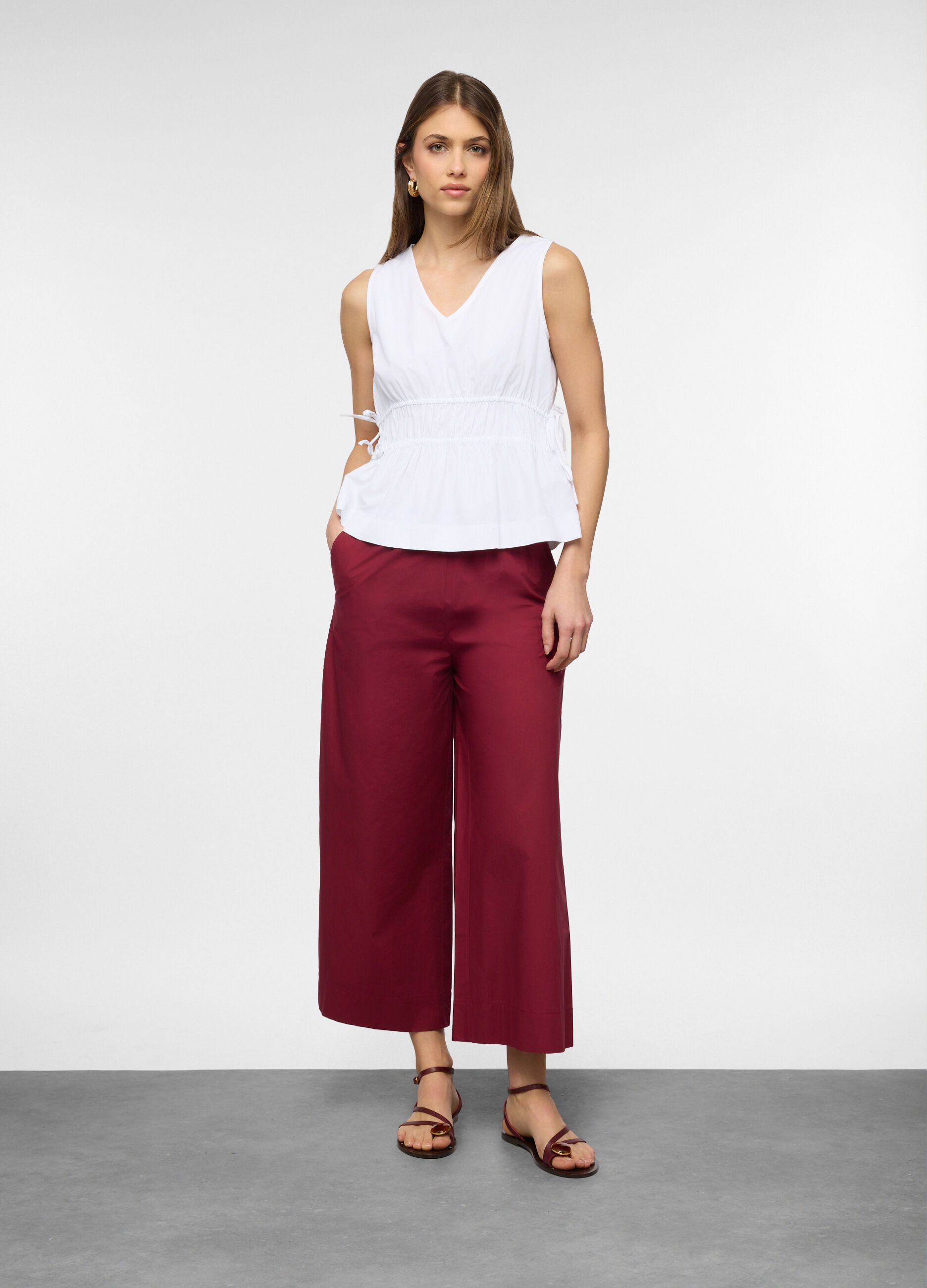 Blusa smanicata fit regular con scollo a V in misto cotone donna_0
