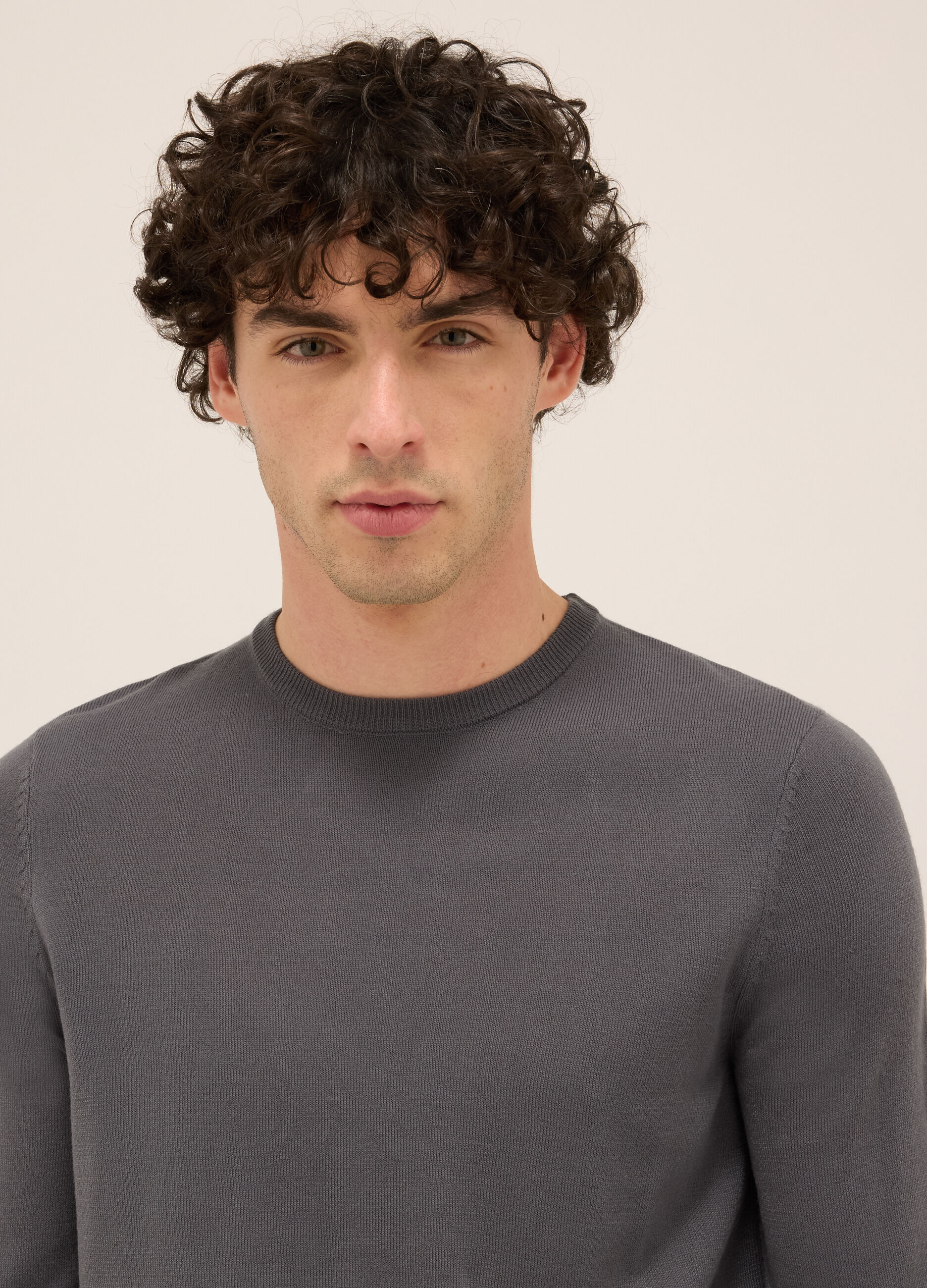 Maglione girocollo in maglia rasata uomo_2