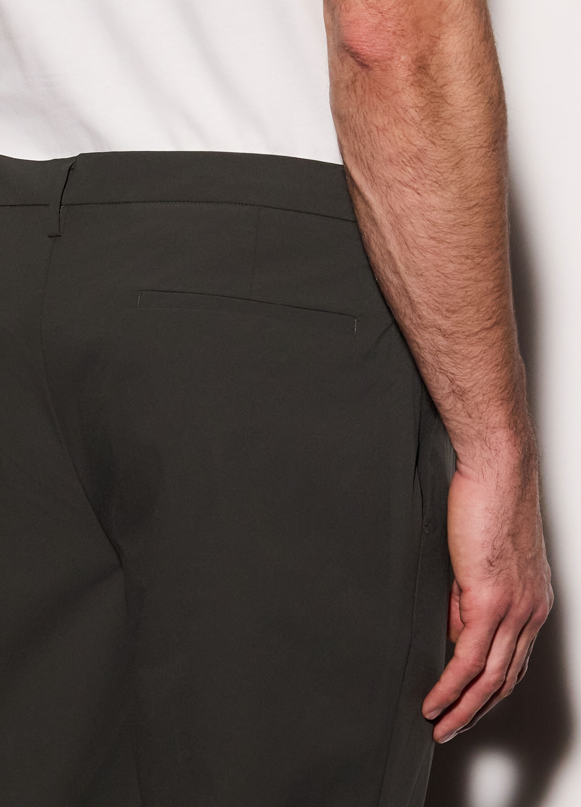 Pantaloni chino slim fit in tessuto tecnico uomo_2