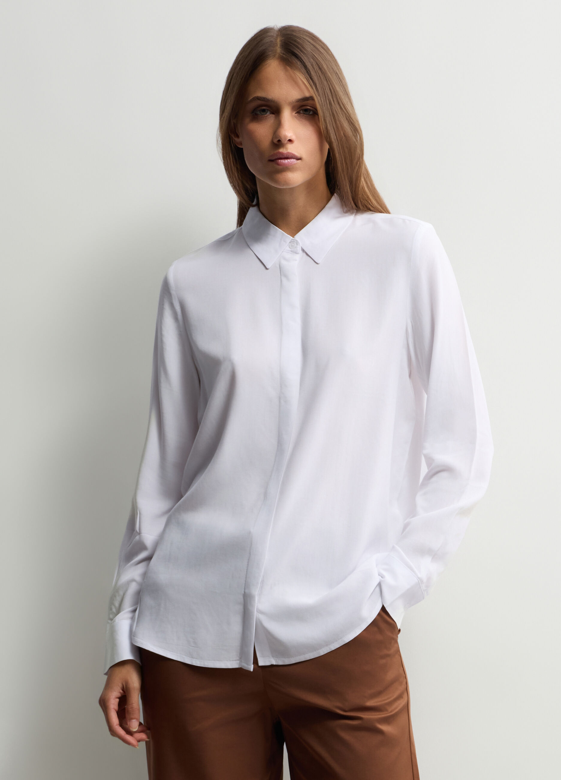 Camicia Fit Regular con colletto alla francese in pura viscosa donna_0