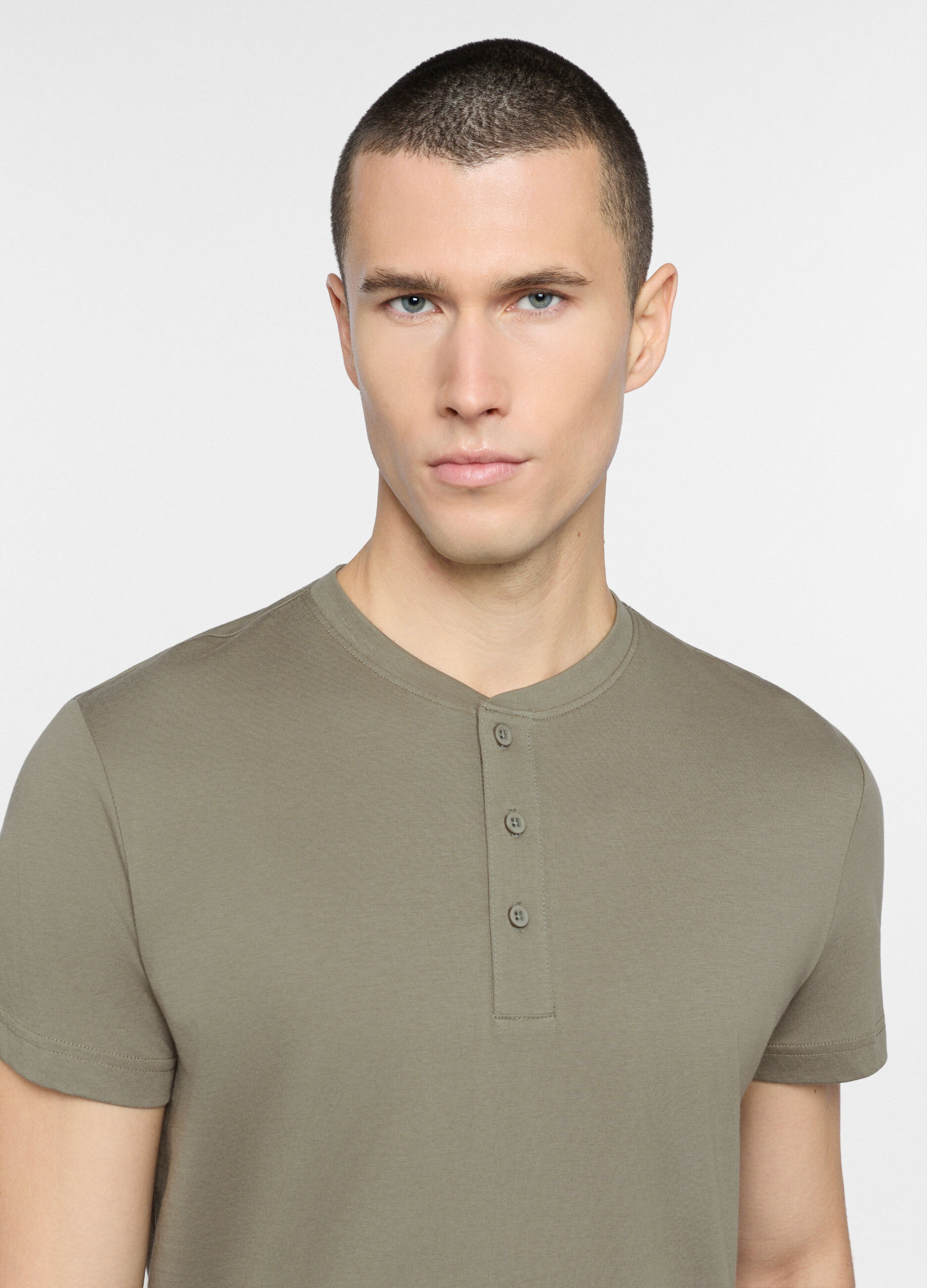 Pigiama corto con collo serafino uomo_2