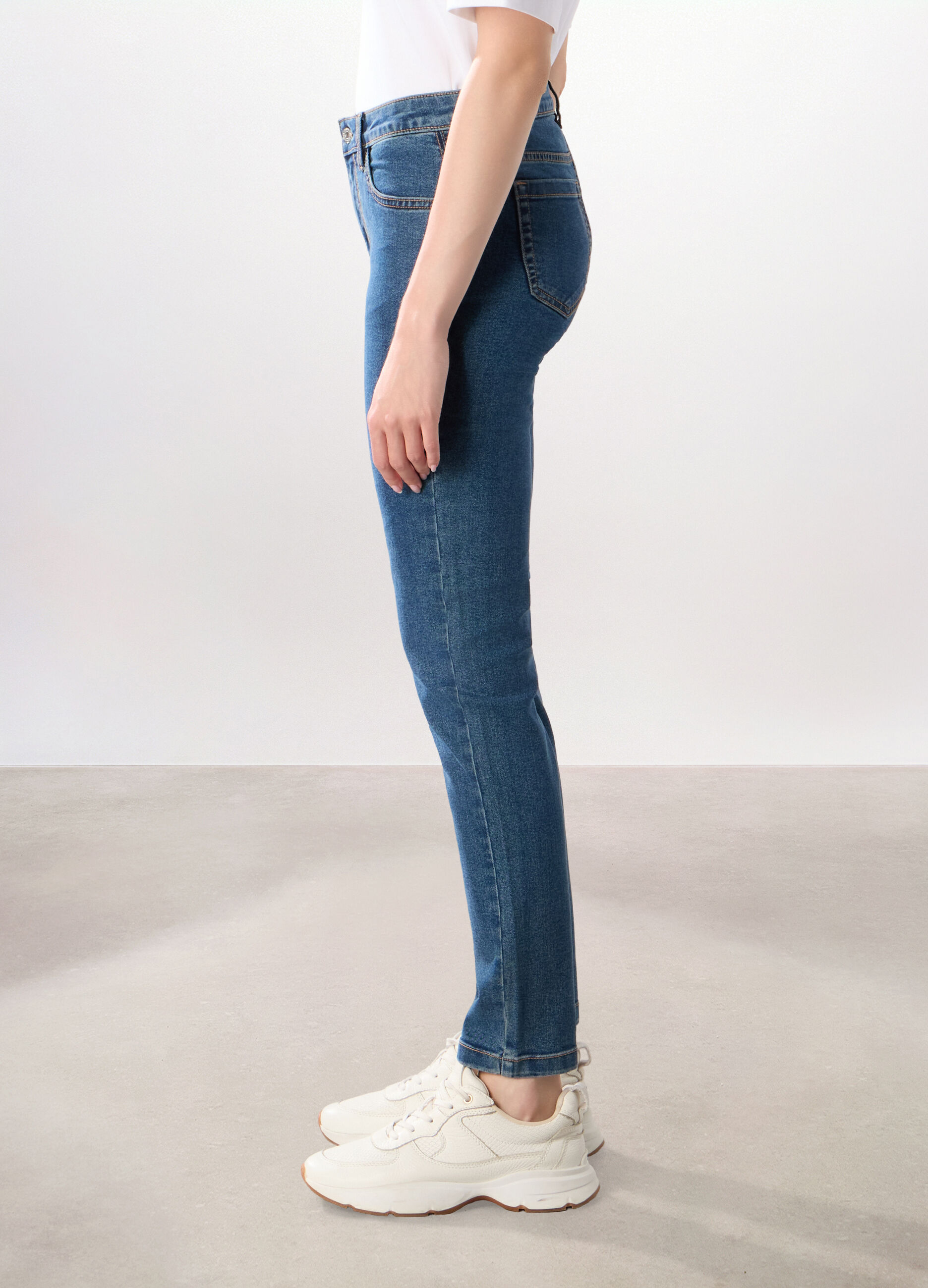 Pantaloni in denim misto cotone donna_3