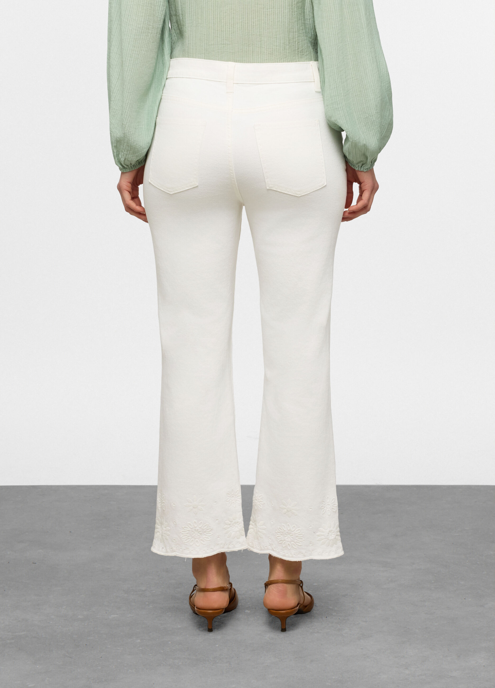 5 Tasche fit Flare in cotone stretch con ricamo al fondo donna_1