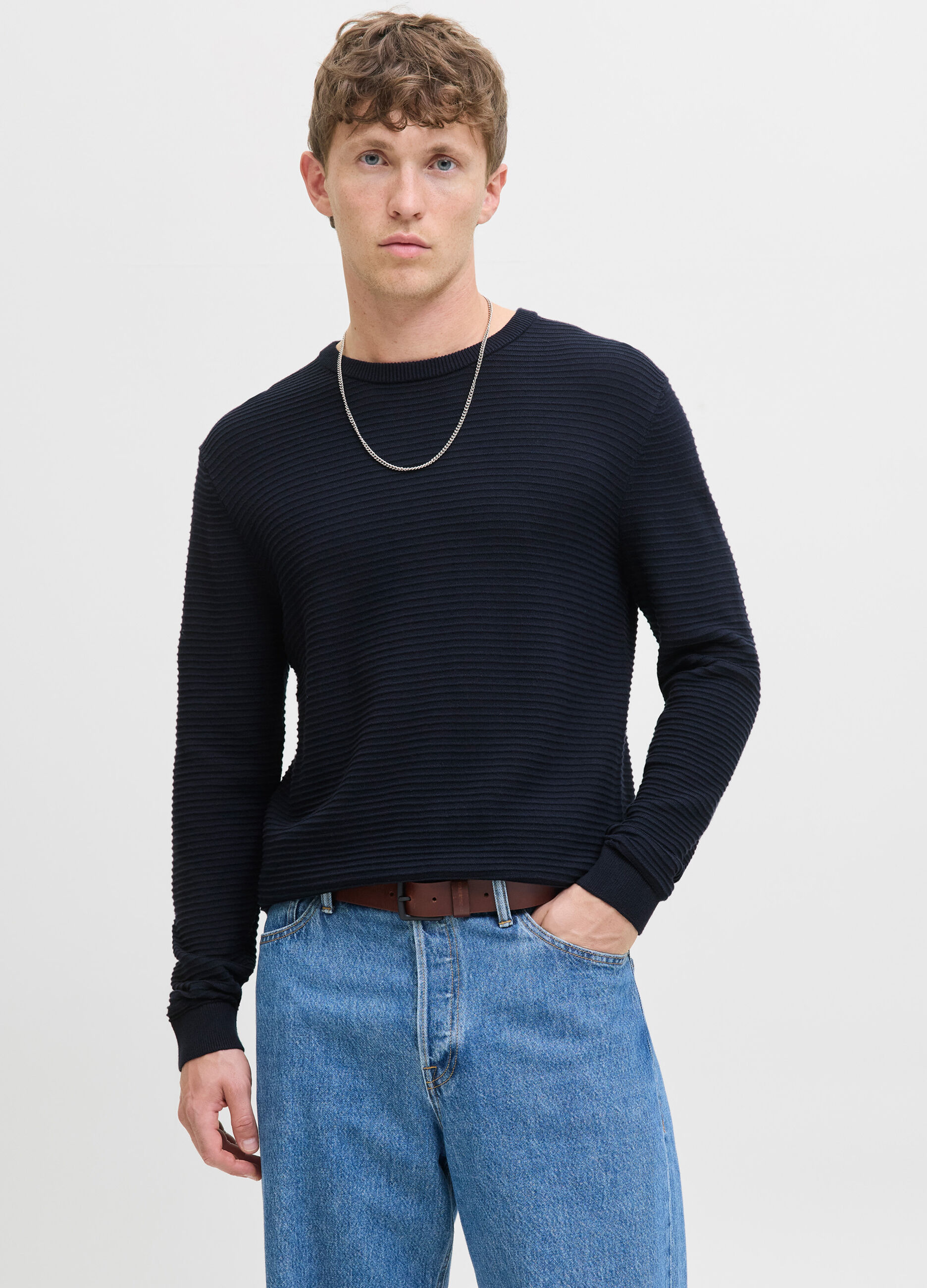 Maglione girocollo con motivo in rilievo uomo_0