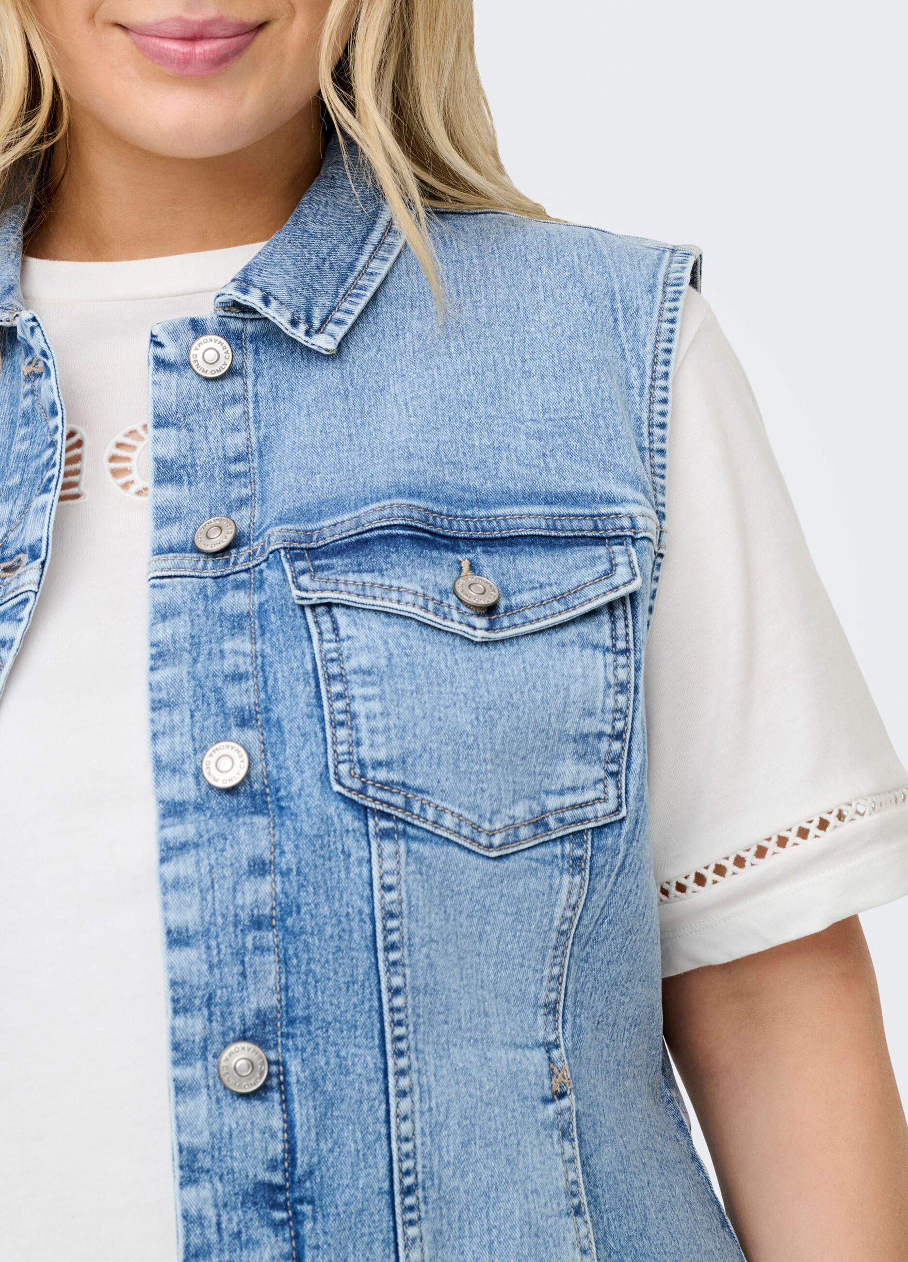 Giubbotto smanicato in denim_4