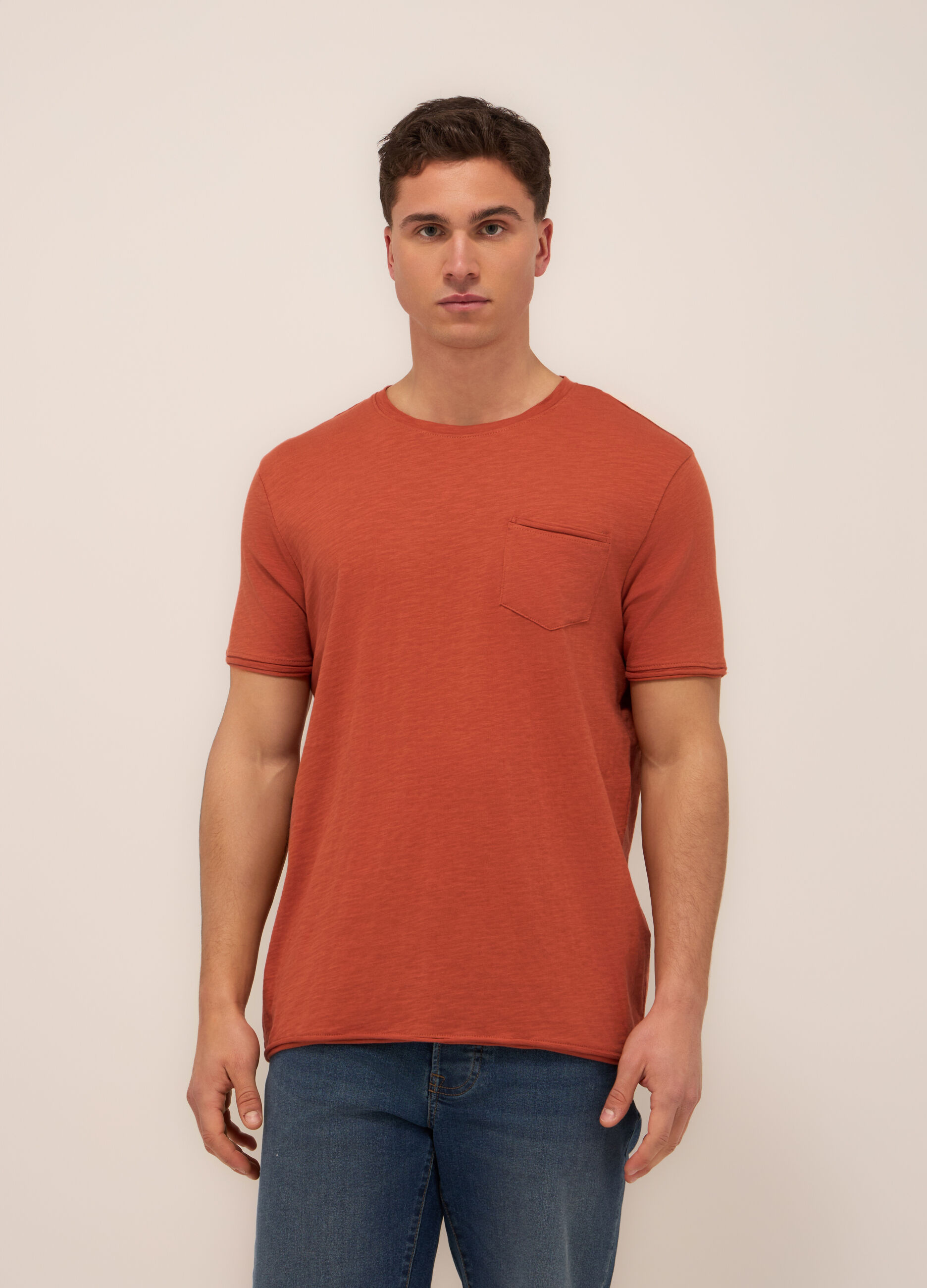 T-shirt girocollo con taschino uomo