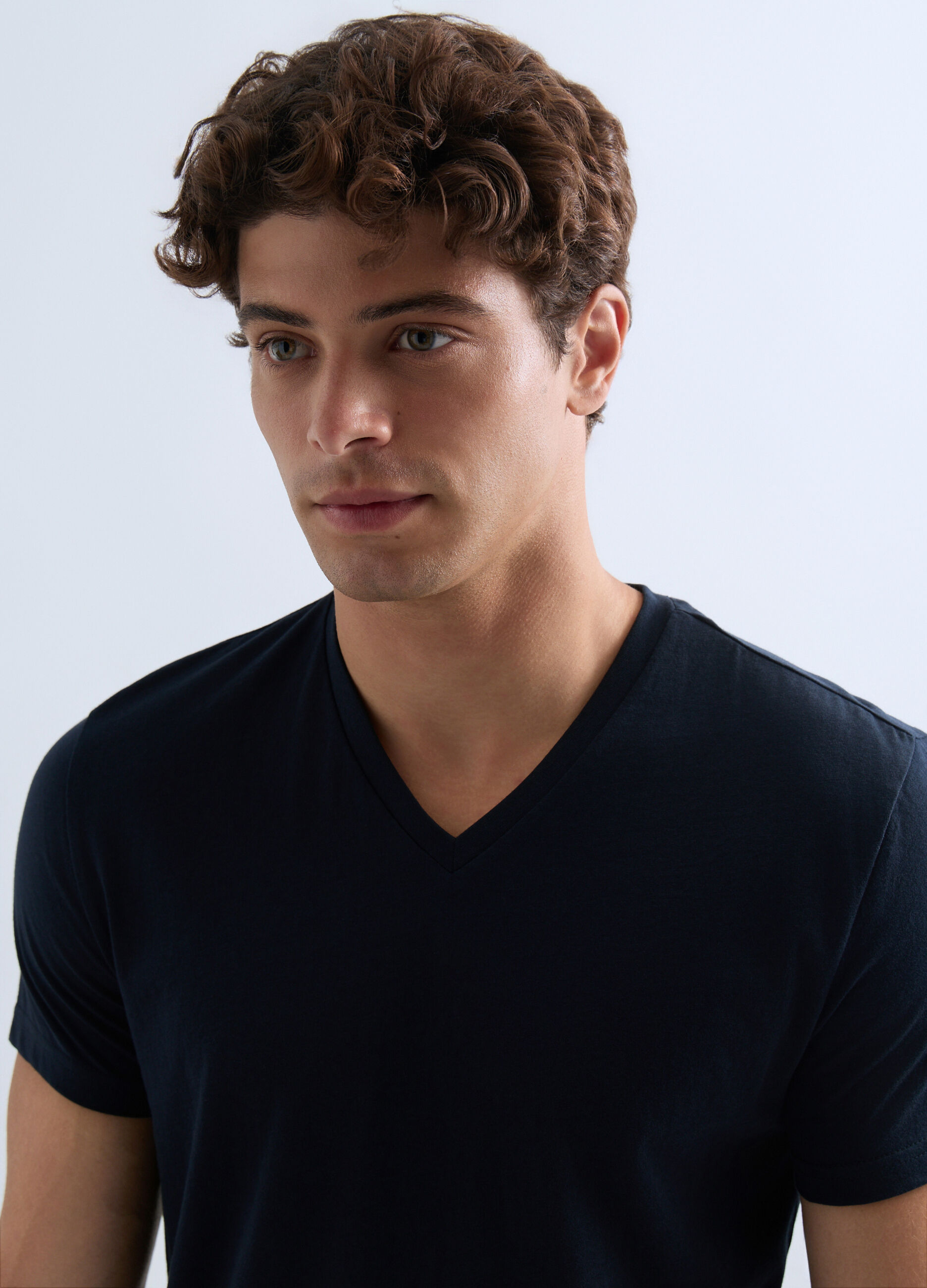 T-shirt scollo a V in jersey uomo_2