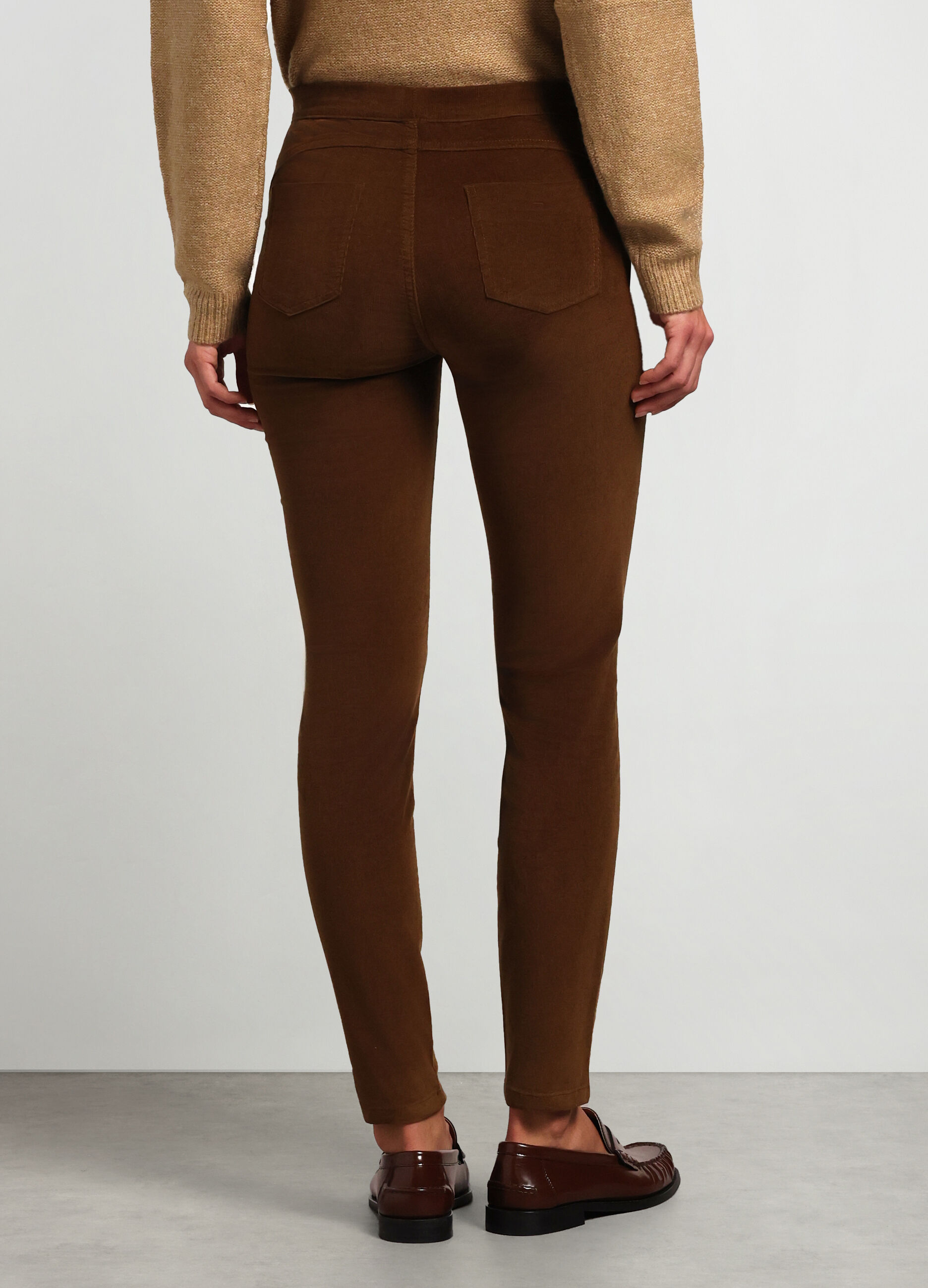 Pantaloni in velluto di cotone stretch donna_1