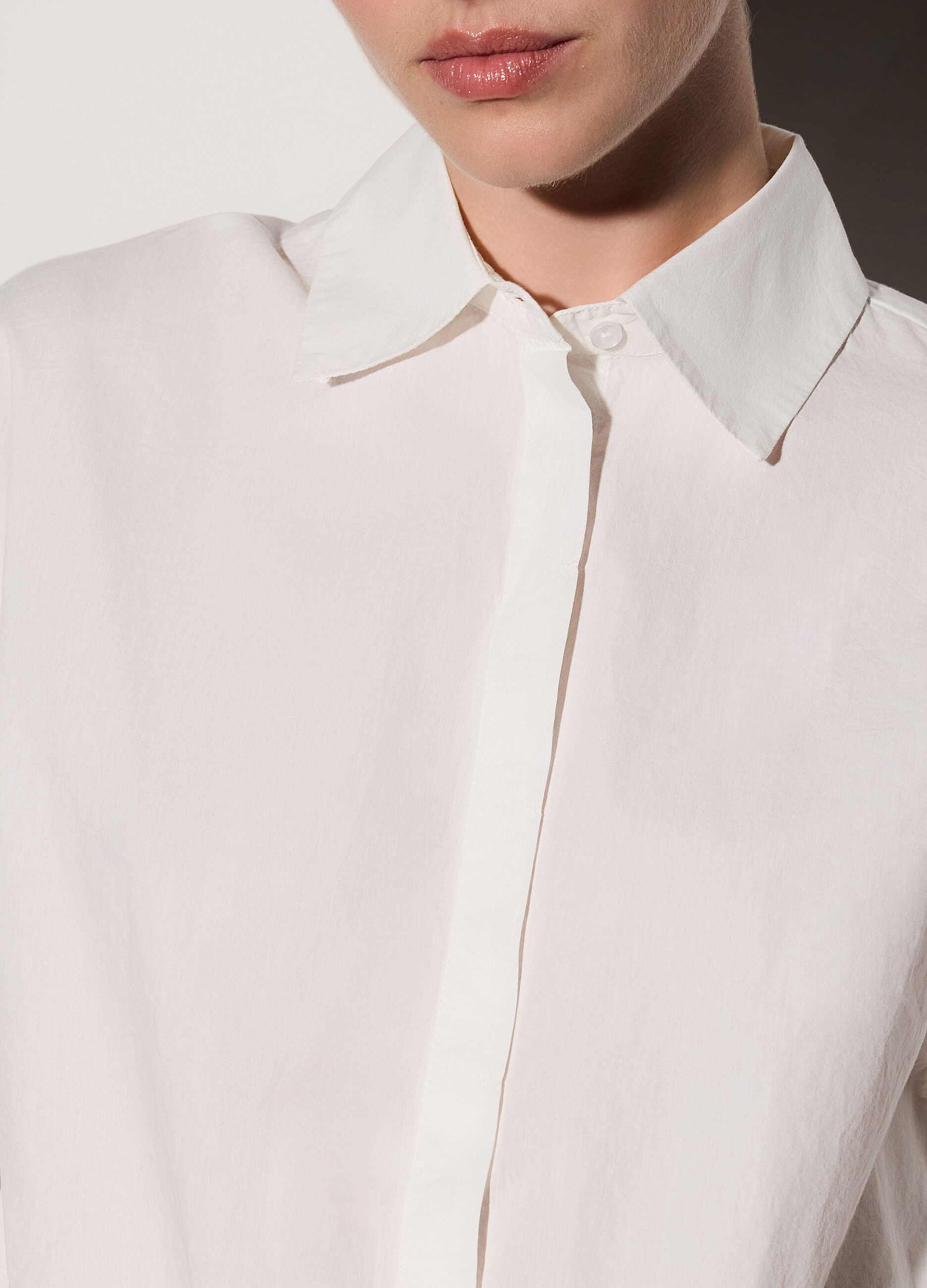 Camicia over fit in con collo alla francese in popeline donna_3