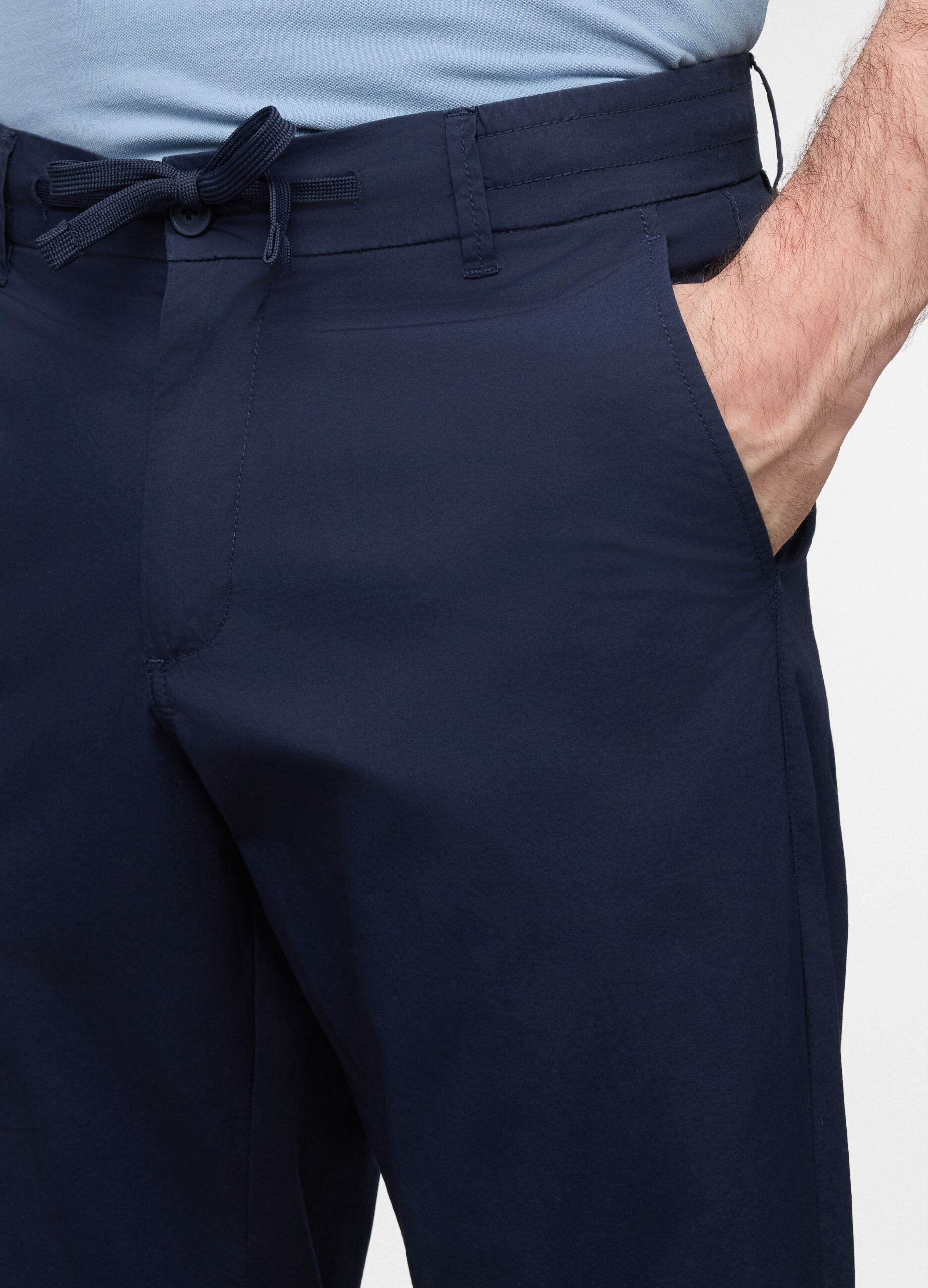 Pantalone chino relaxed fit in cotone stretch uomo_2