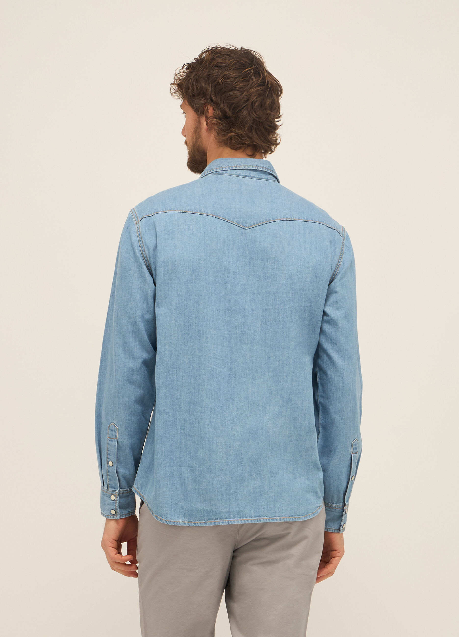 Camicia in denim di cotone con spalloni e taschini_1