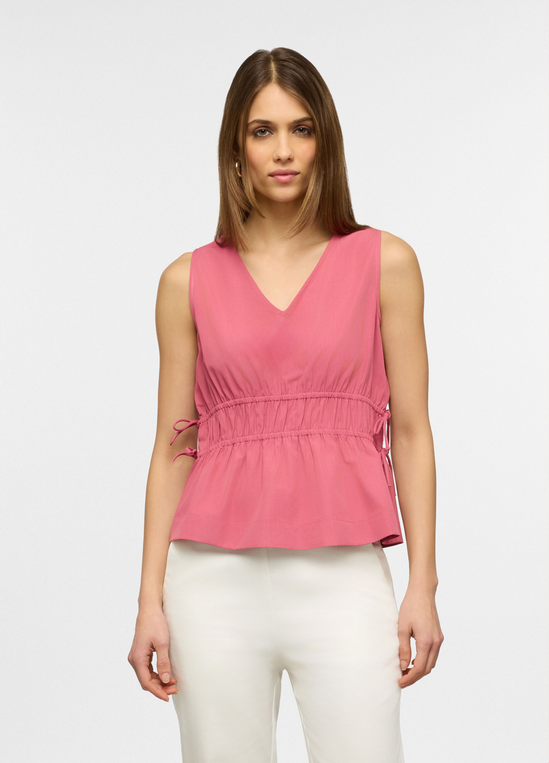 Blusa smanicata fit regular con scollo a V in misto cotone donna_0