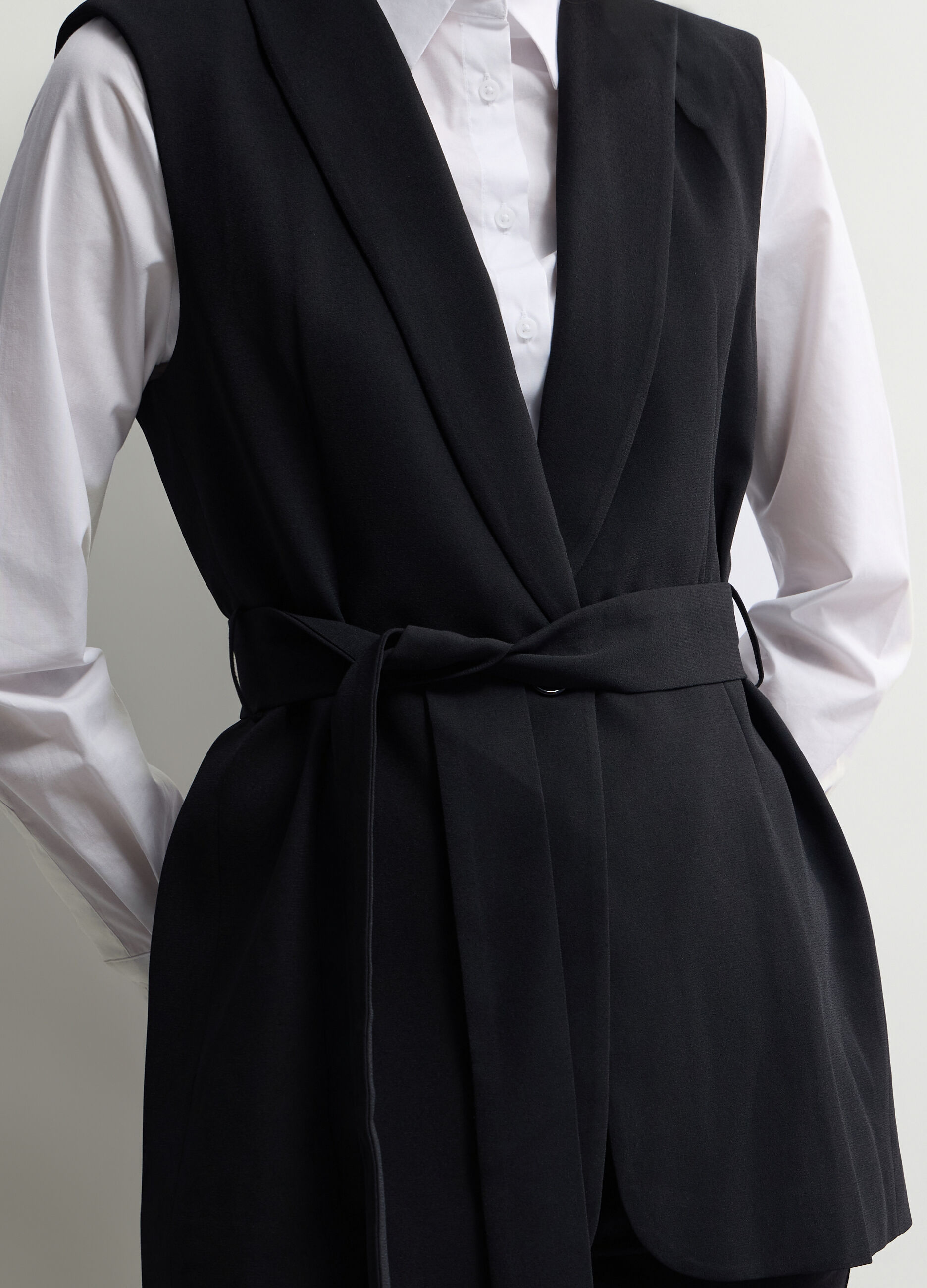 Blazer smanicato con scollo reverse donna_2