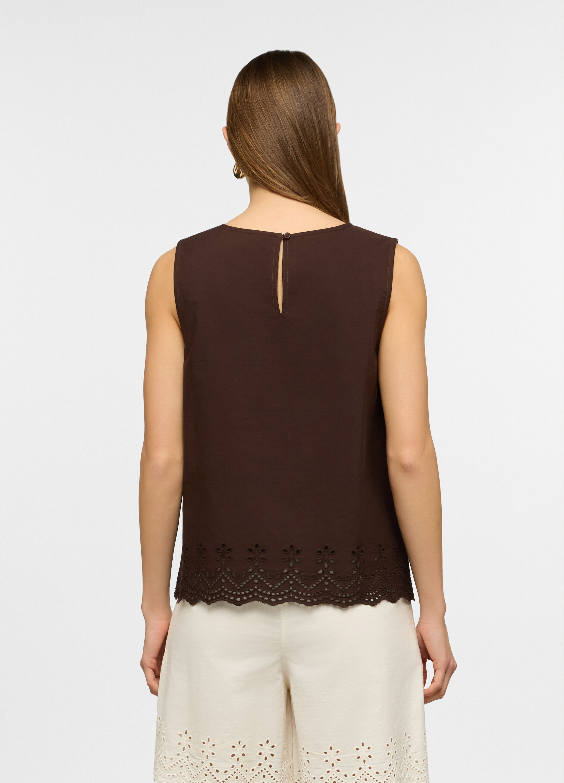 Top smanicato con scollo rotondo e ricamo donna_1